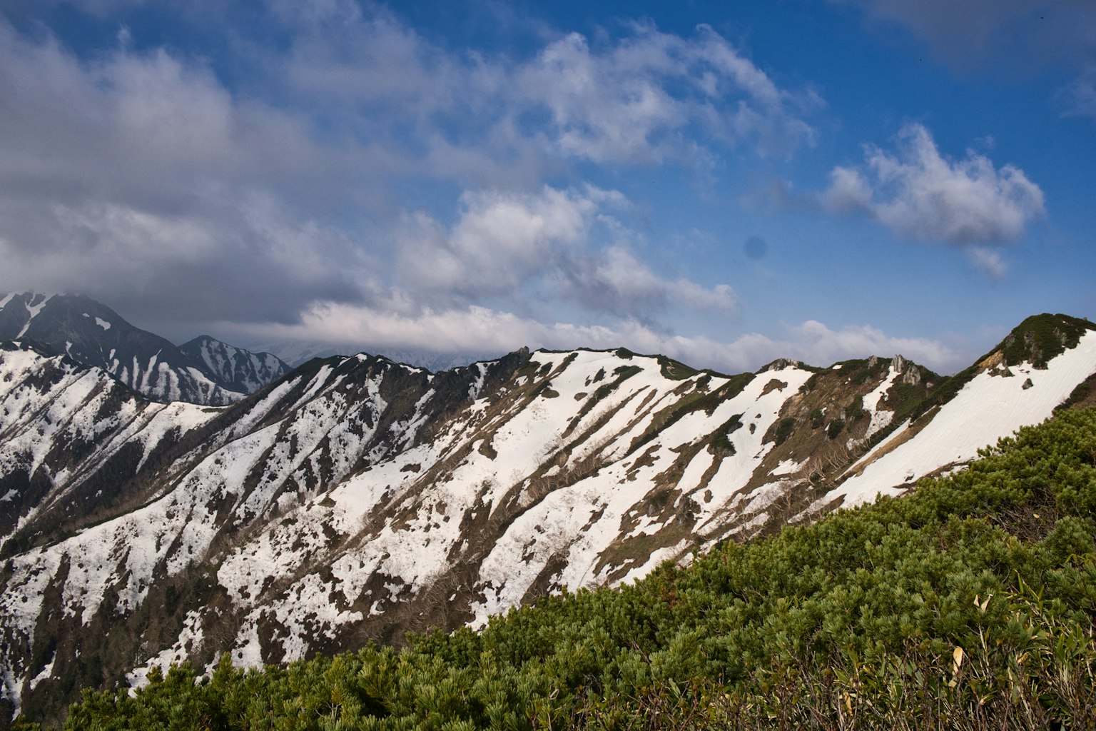 Paysage de montagnes enneigées sous un ciel bleu