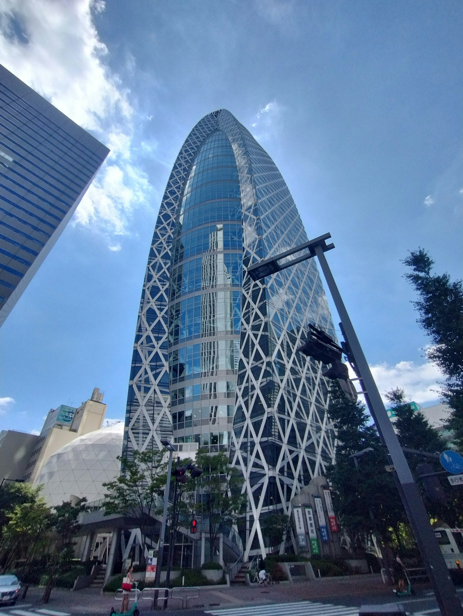Rascacielos de diseño futurista que se eleva bajo un cielo azul