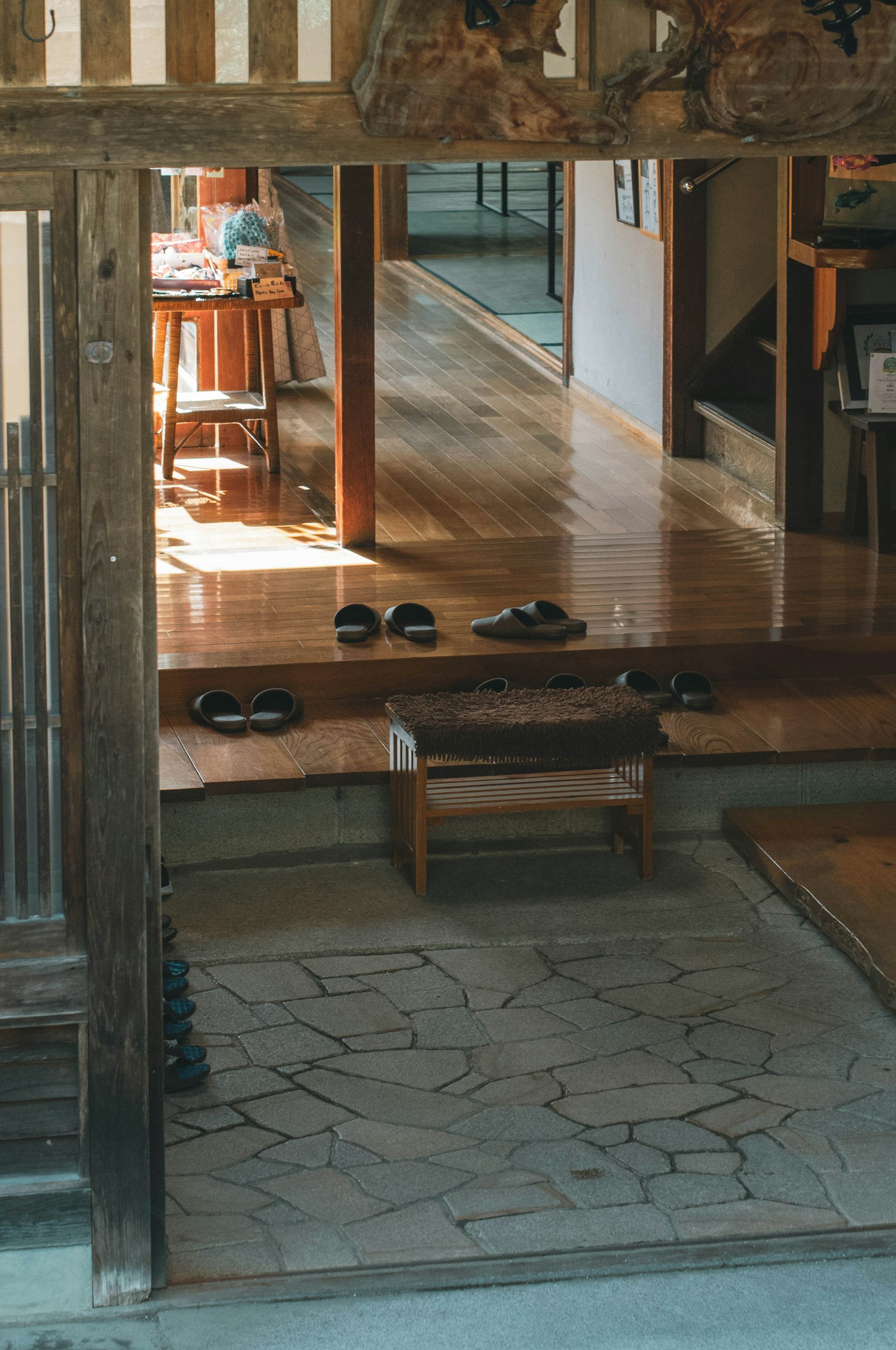 Interior de una casa tradicional japonesa con suelos de madera y zapatillas