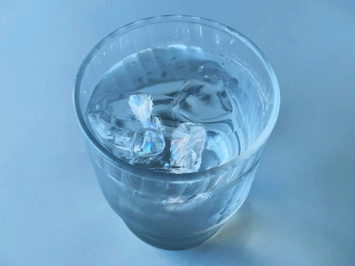 nước trong ly thủy tinh trong có đá