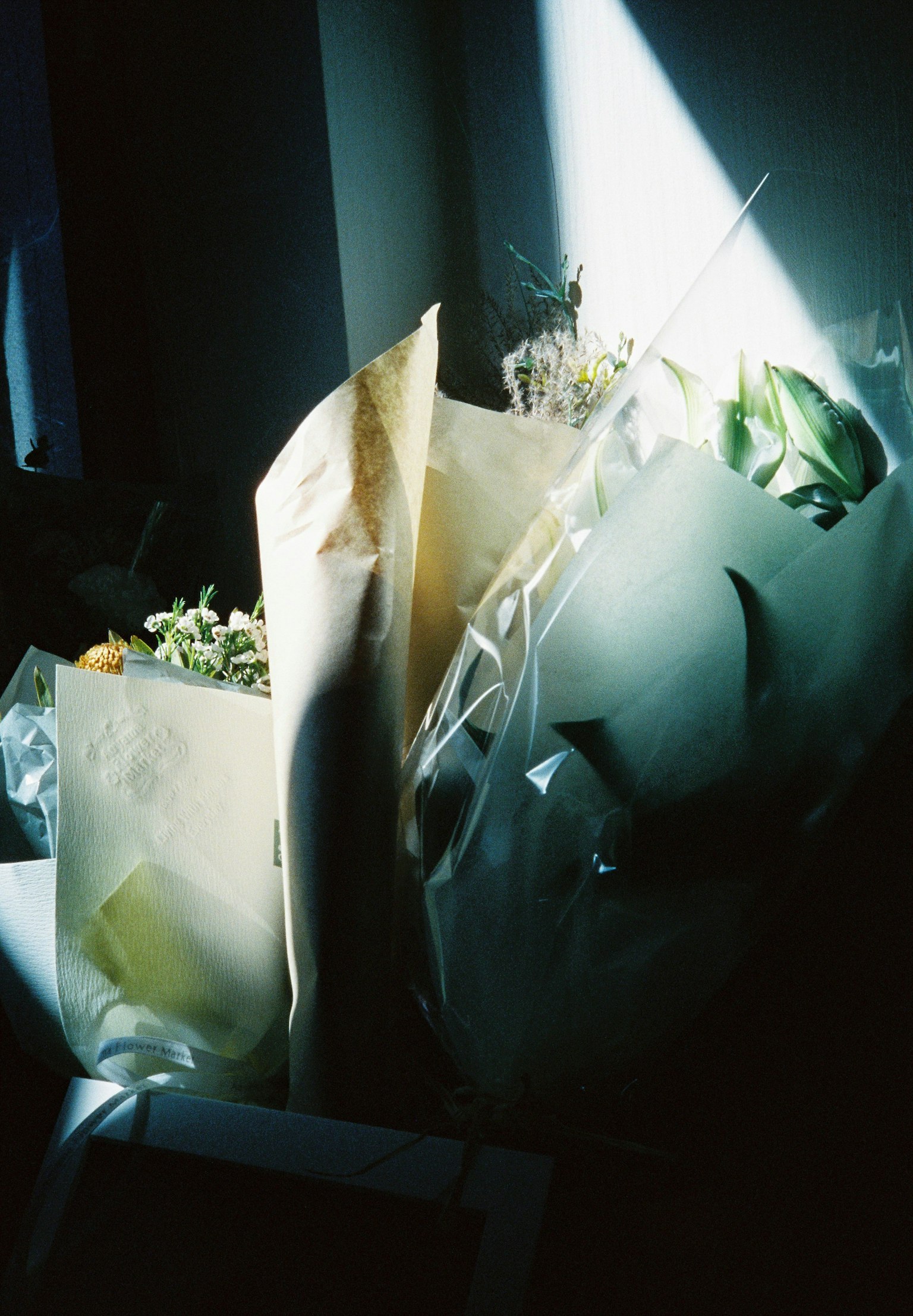 Una foto di bouquet di fiori disposti con la luce che entra