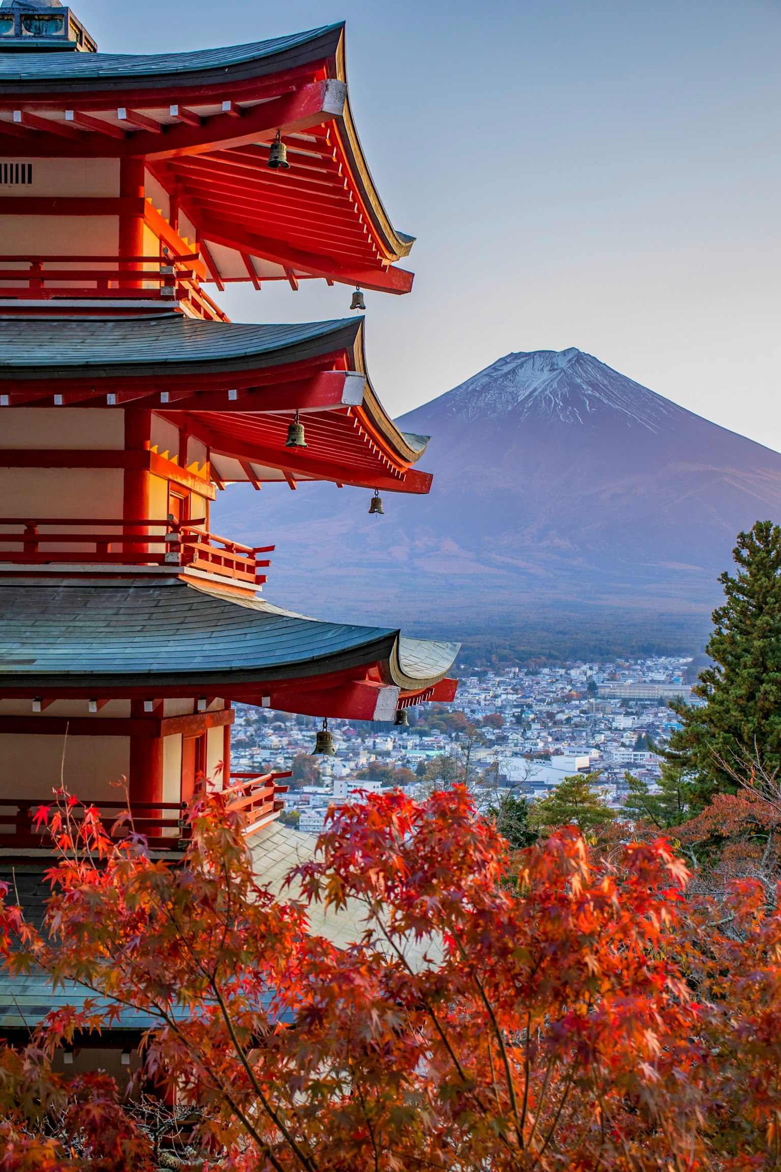 Malersicher Blick auf eine rote Pagode mit dem Fuji im Hintergrund im Herbst