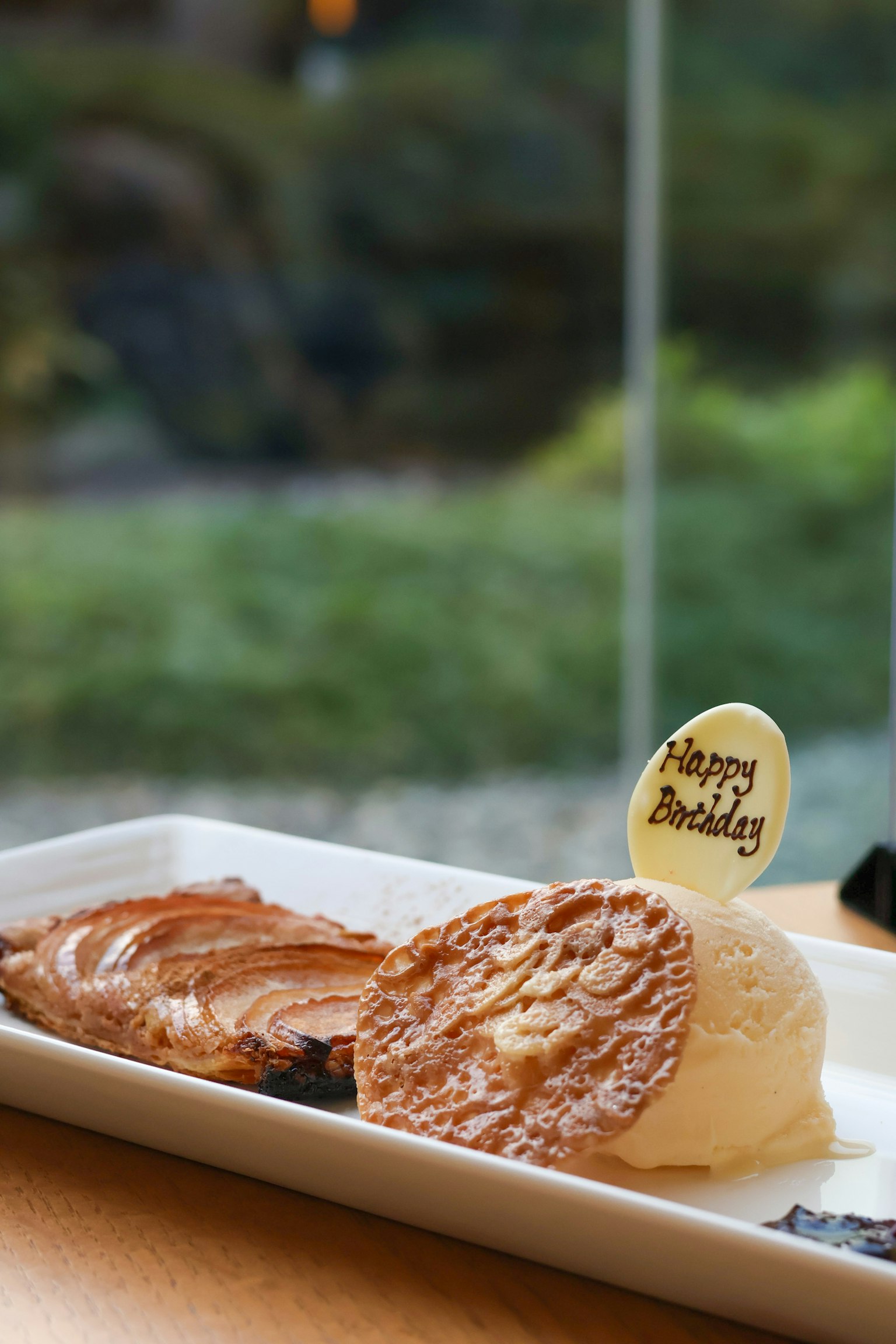 生日甜點盤包含蛋糕和冰淇淋