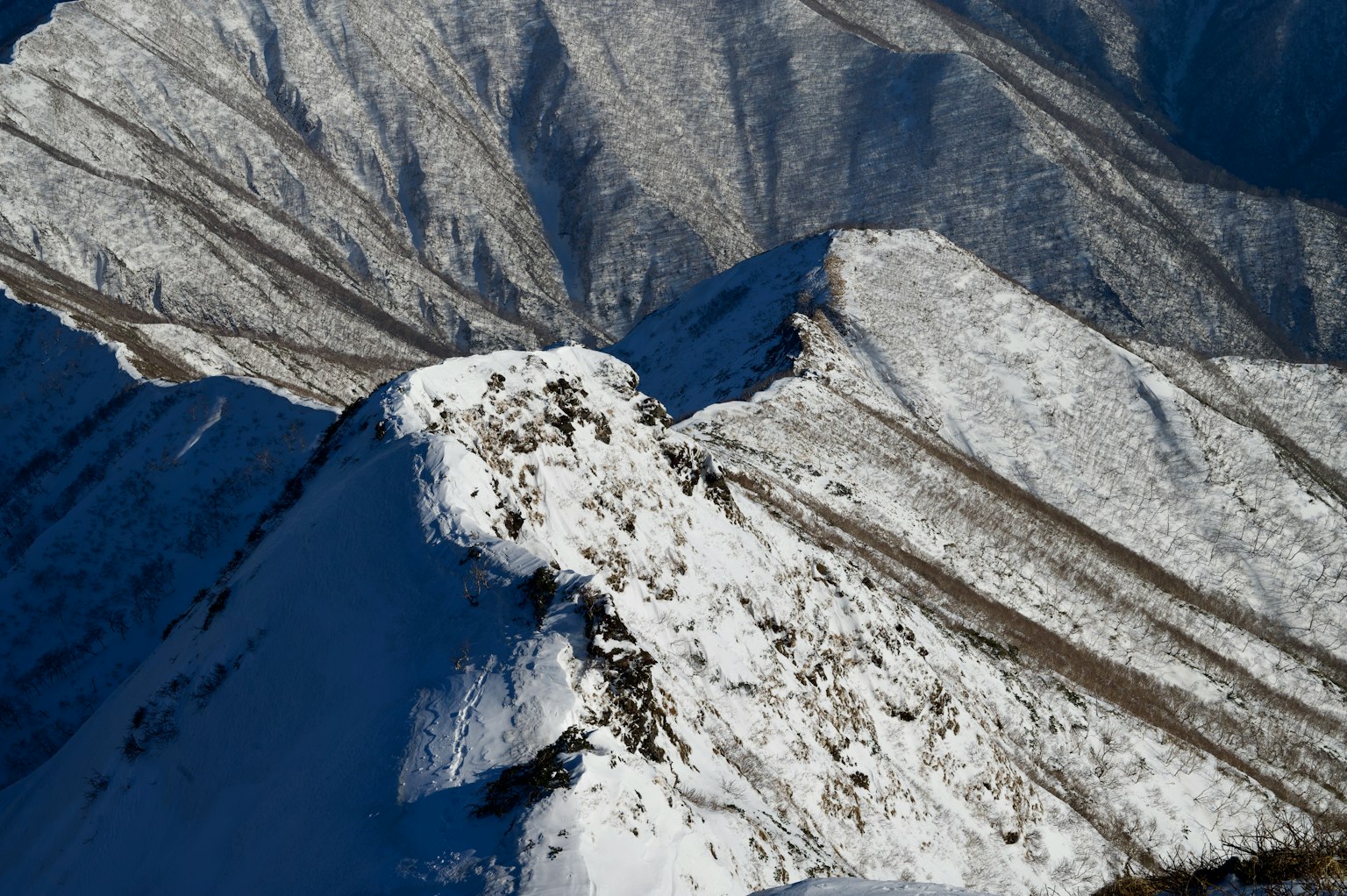 Sommet de montagne couvert de neige avec pentes escarpées