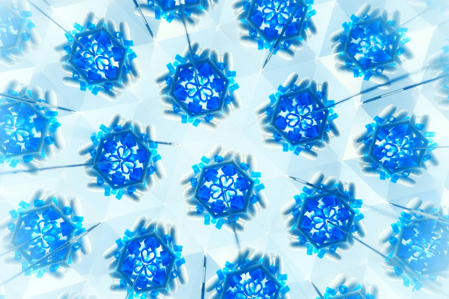 Abstraktes Bild mit einem Muster aus lebhaften blauen Schneeflocken