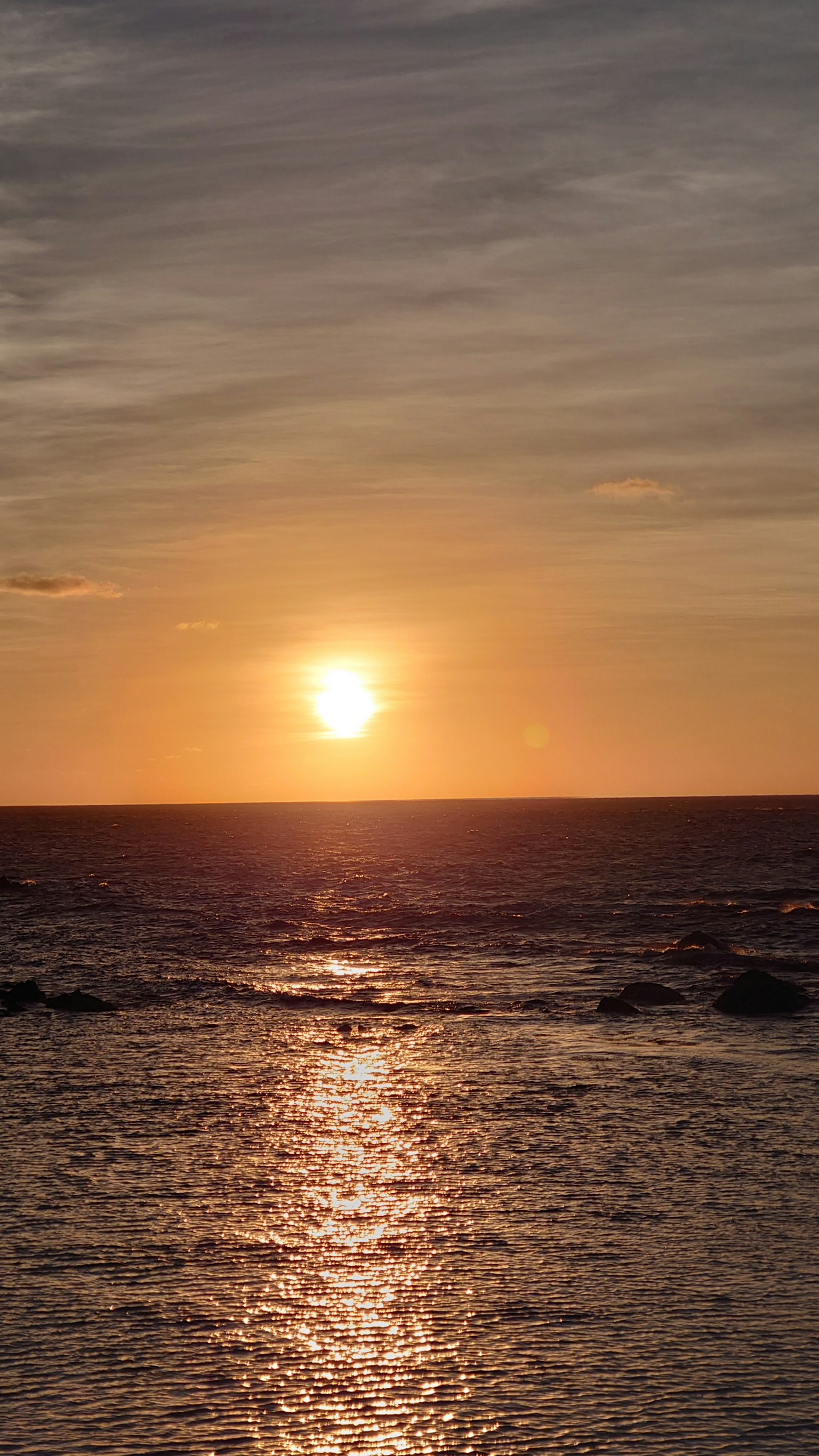 Coucher de soleil sur l'océan avec des vagues douces