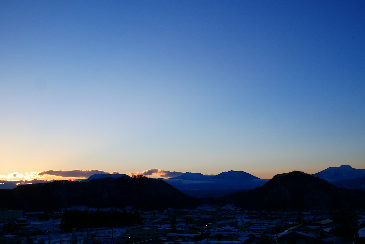 Schneebedeckte Berge und blauer Himmel
