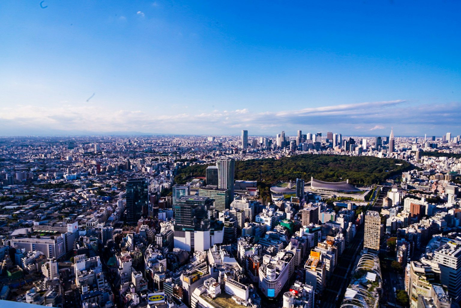 东京摩天大楼和蓝天的全景