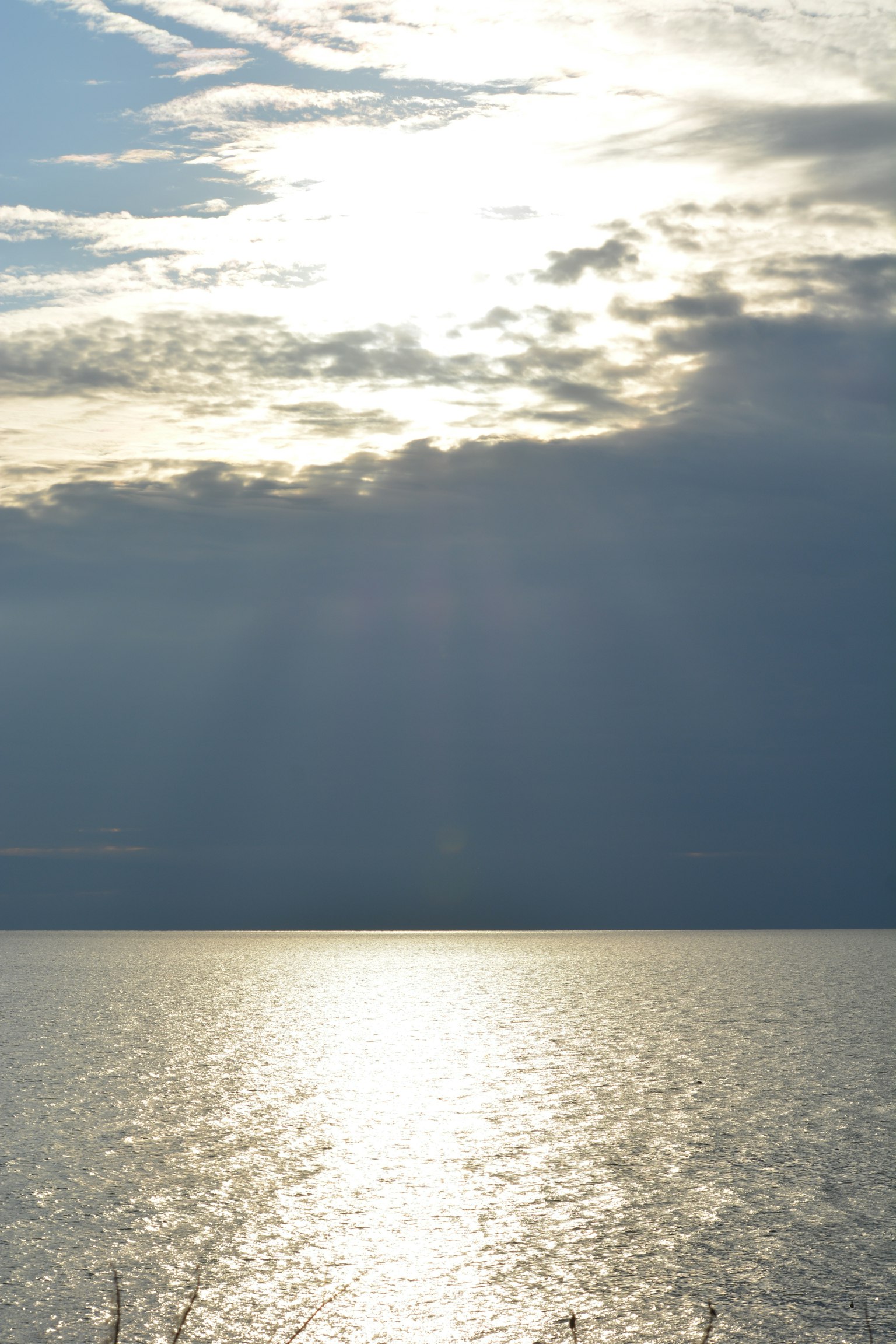 Nuvole e riflessi di luce sul mare