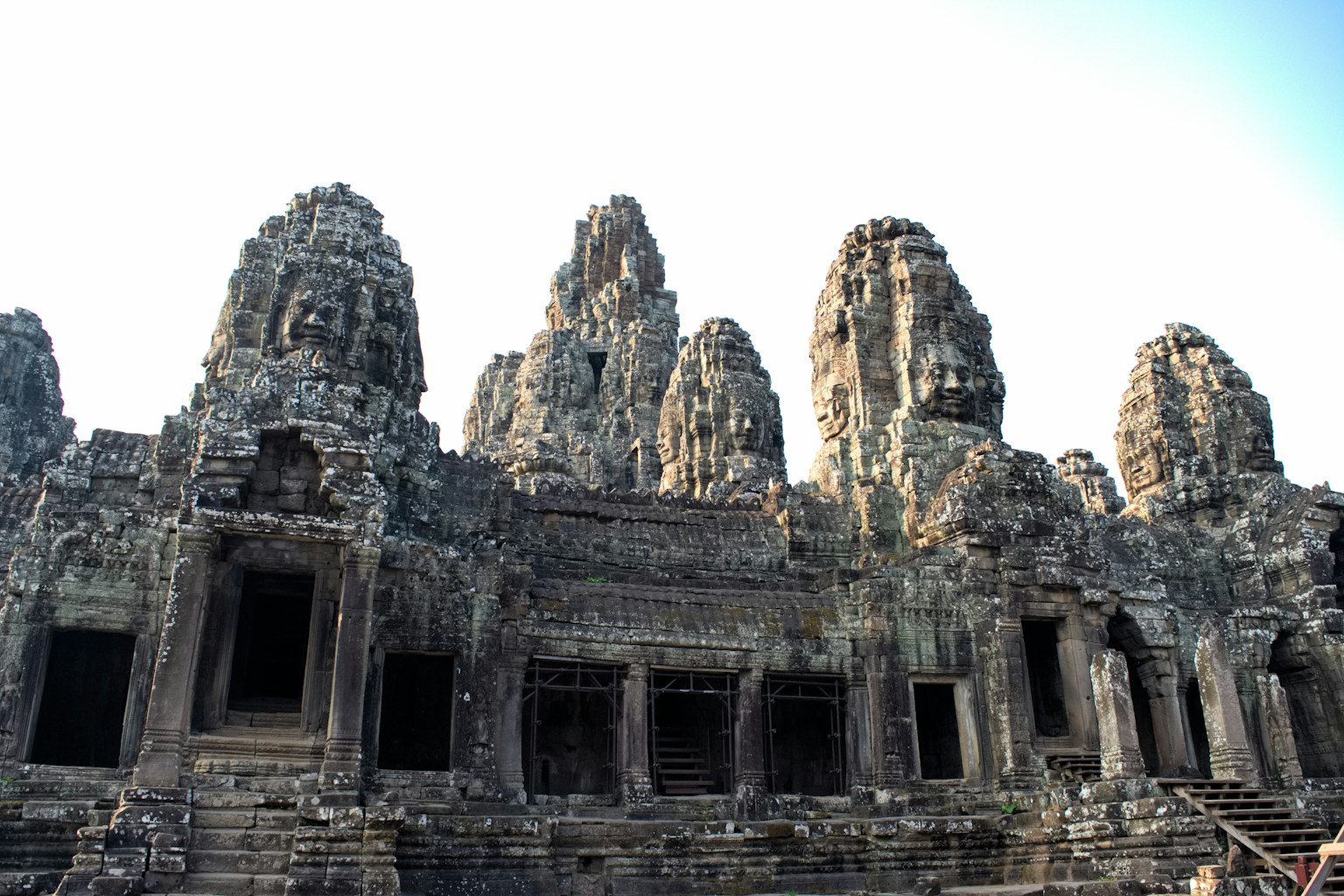 Strutture in pietra del tempio Bayon con volti imponenti ad Angkor Wat