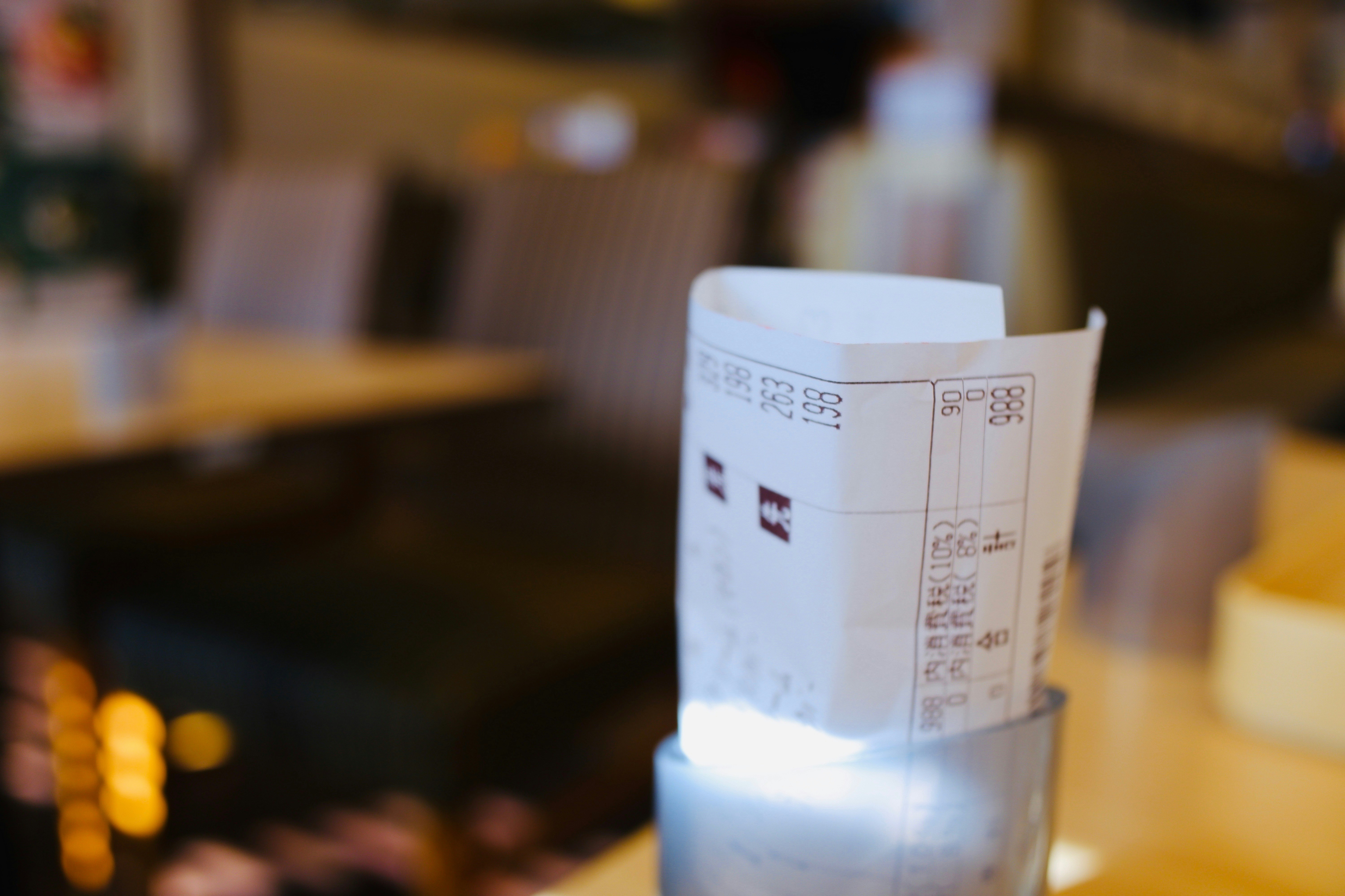 カフェ店内のテーブル上に置かれた紙袋