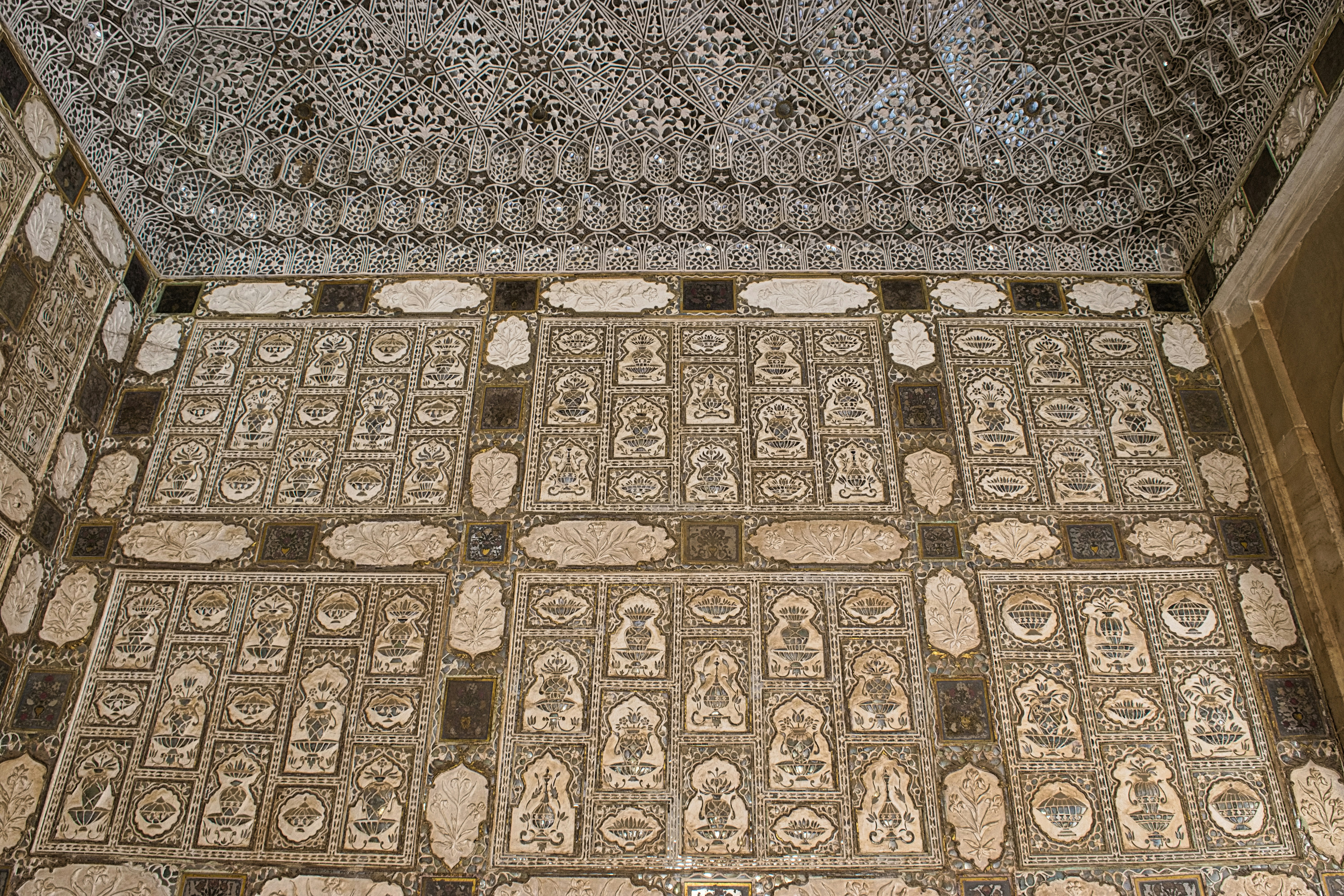 Chambre avec des carreaux décoratifs et des motifs muraux complexes