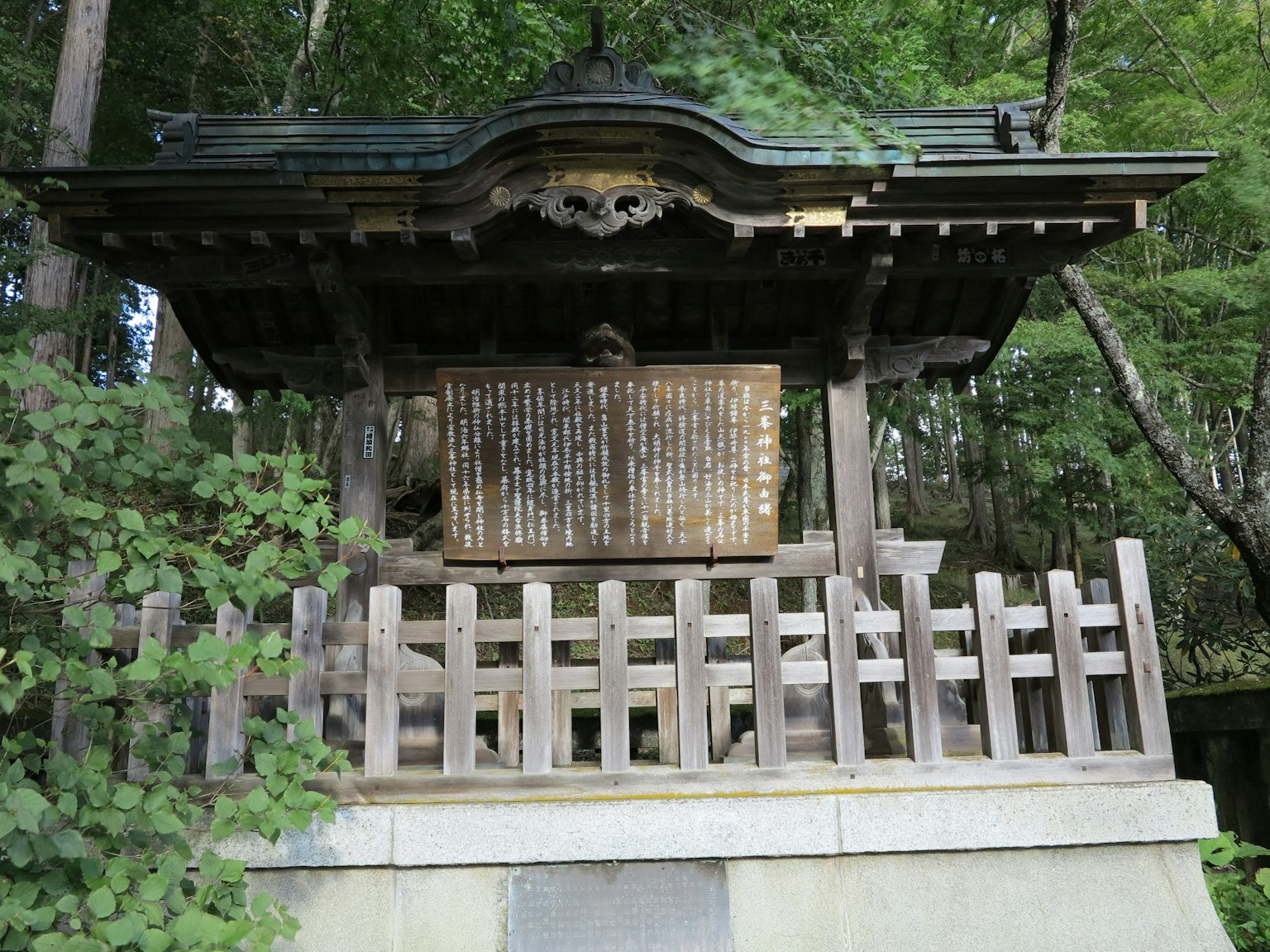 被树木环绕的传统日本神社建筑