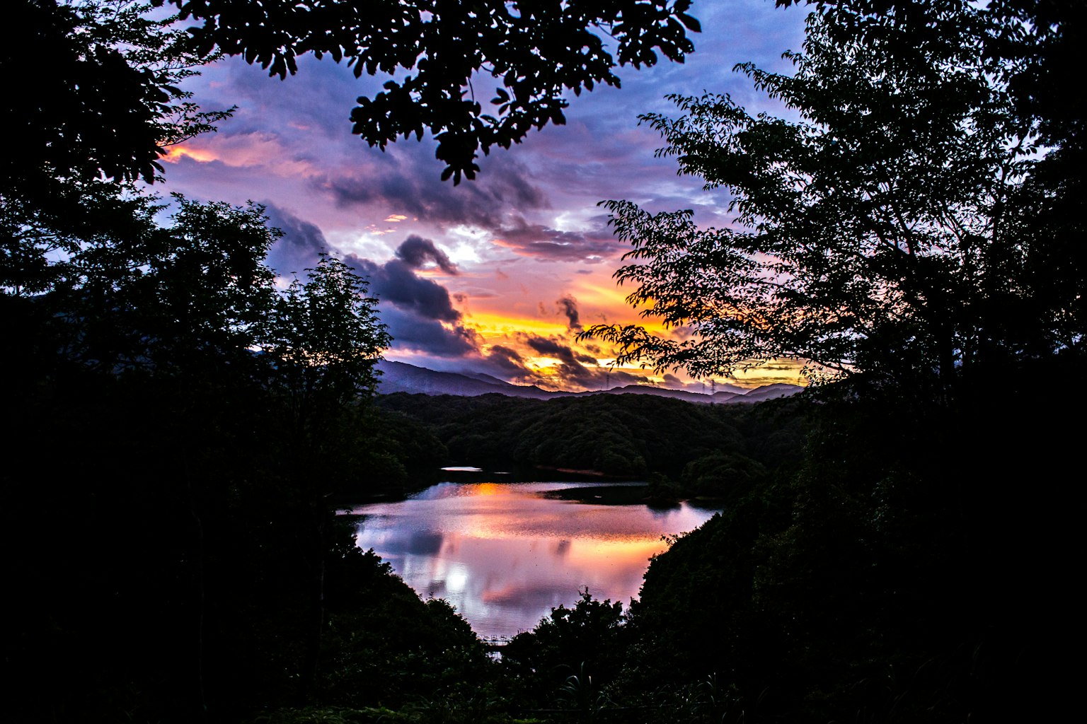 Bellissimo paesaggio al tramonto su un lago con nuvole colorate