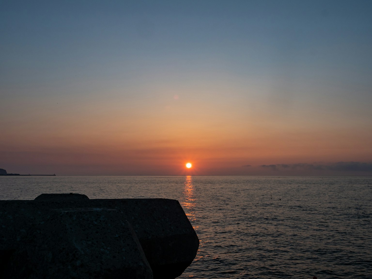 Hermoso atardecer sobre el océano con superficie de agua tranquila