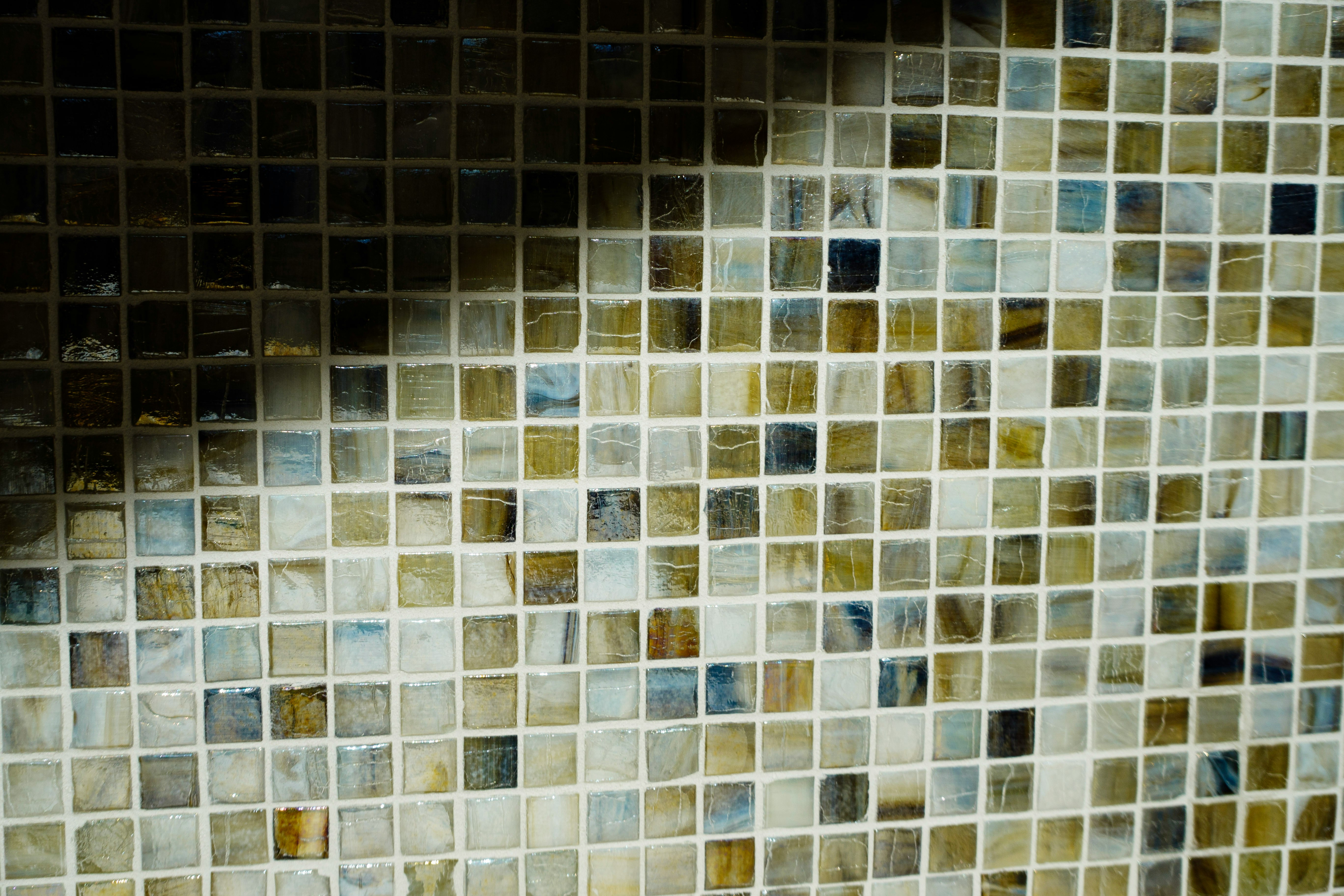 Dégradé d’ombre et de lumière sur un mur en mosaïque de carreaux