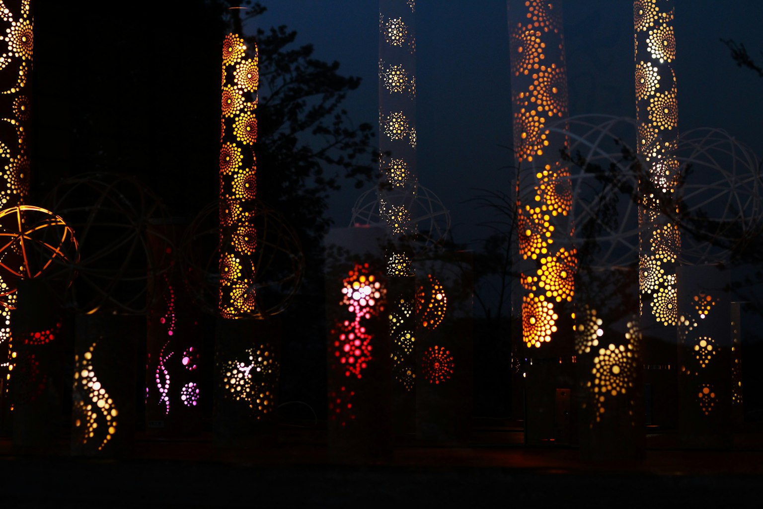 Piliers illuminés colorés et motifs décoratifs dans une scène nocturne