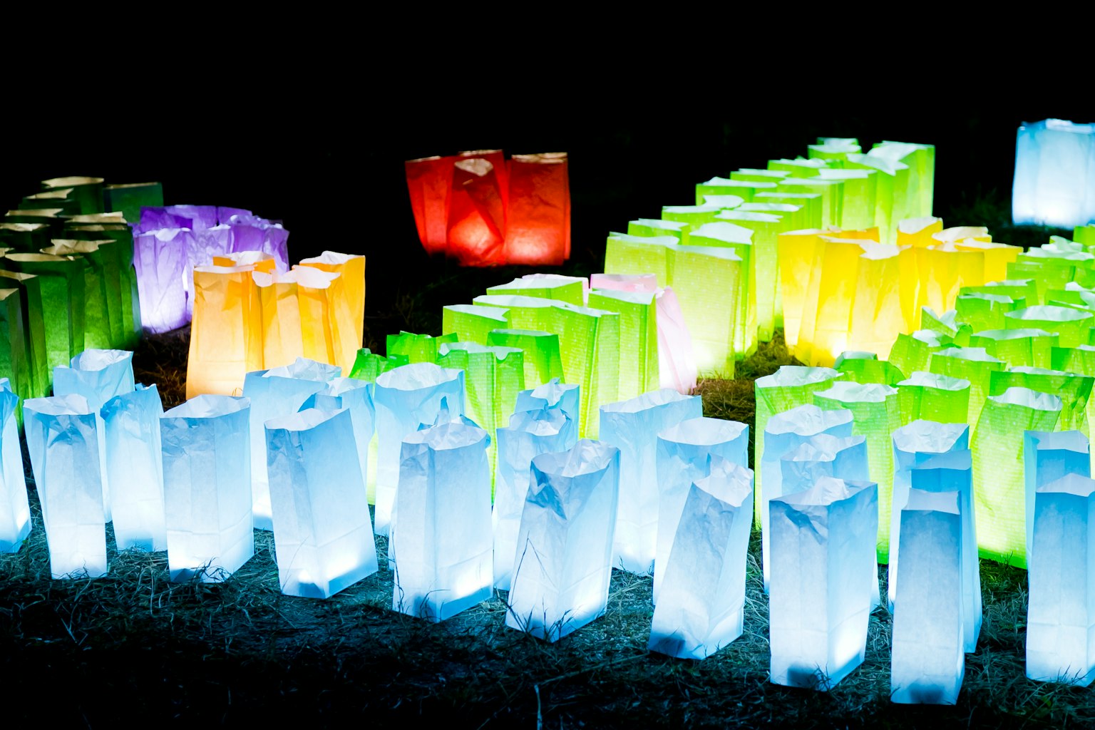 Strutture simili a cristalli colorati che emettono luce disposte nell'oscurità