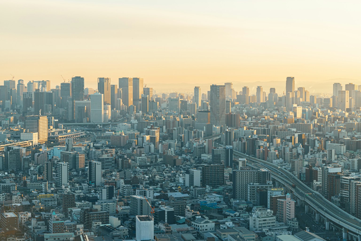 日落時的東京天際線與高樓大廈