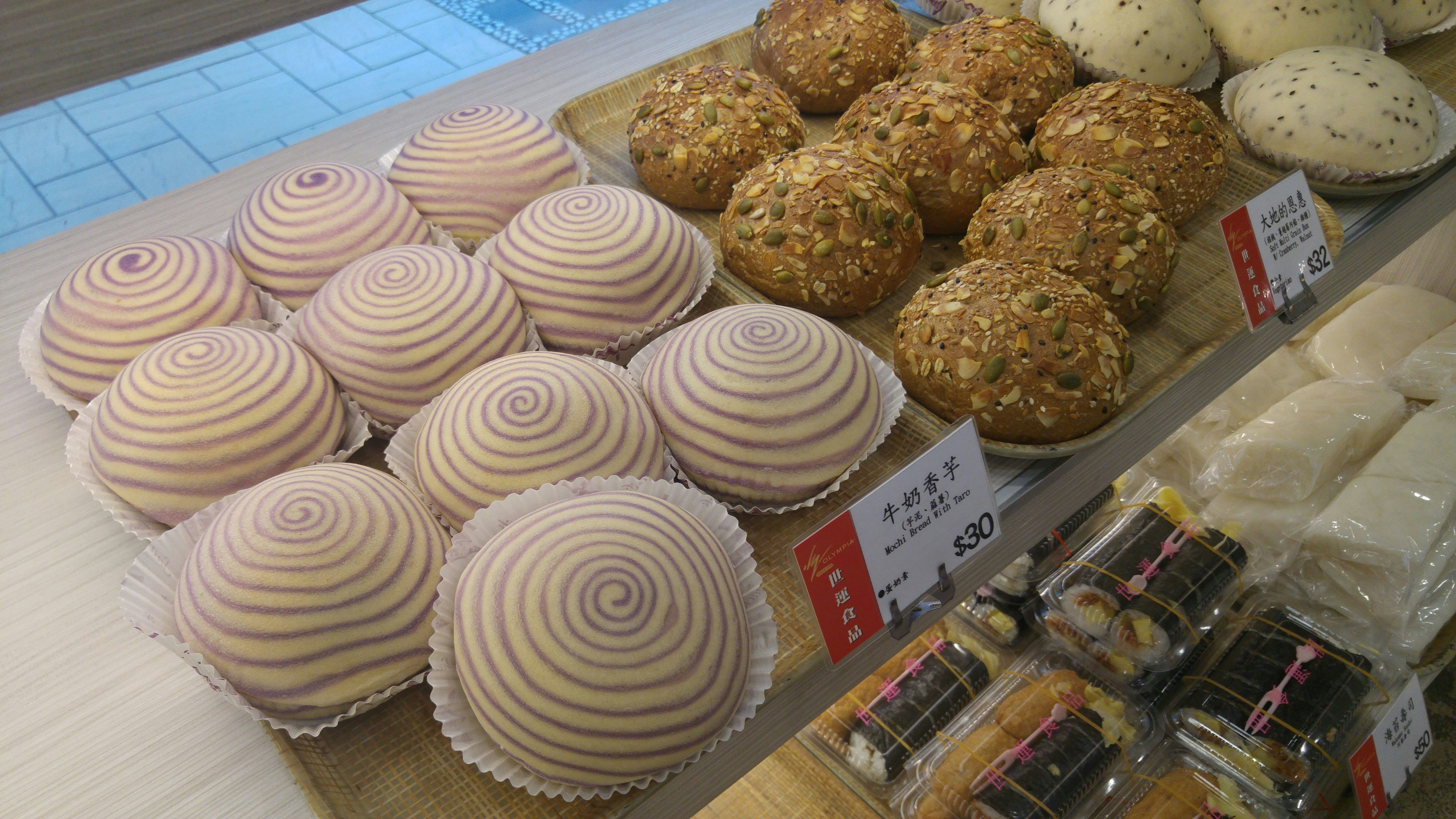 pâtisseries japonaises en spirales et biscuits dans une vitrine de boulangerie