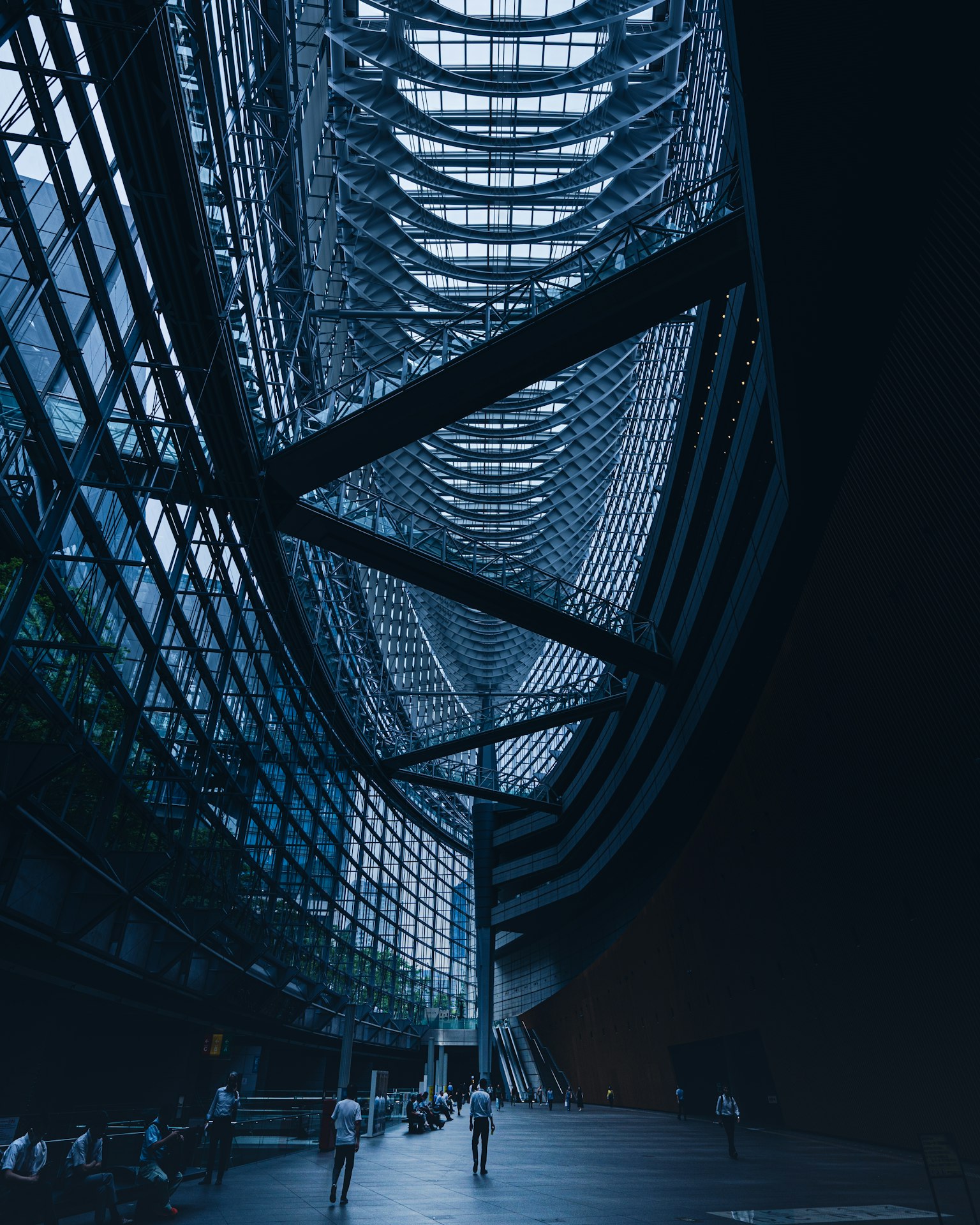 Innenraum eines modernen architektonischen Raums mit geschwungenem Design und großen Glasfenstern