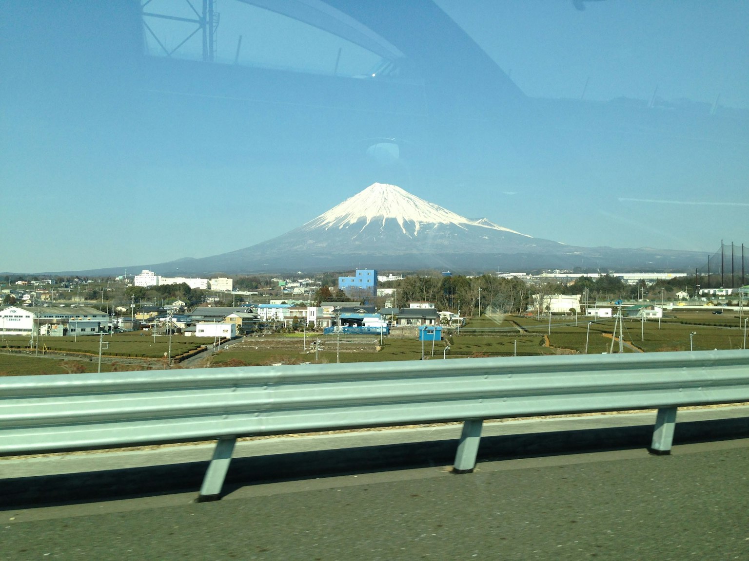 Vista del monte Fuji da un'autostrada