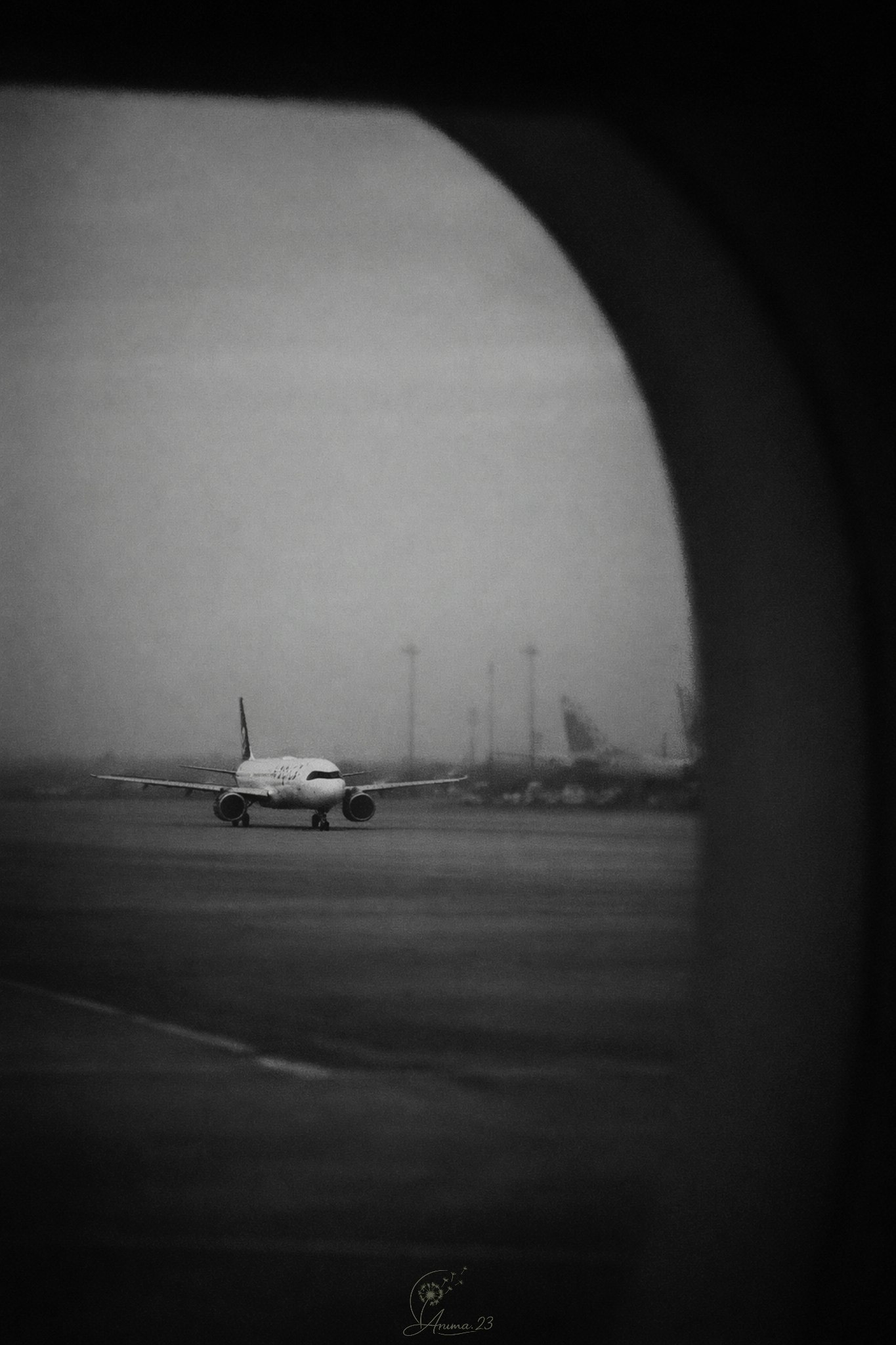 창문 너머 활주로의 여객기와 공항 야경