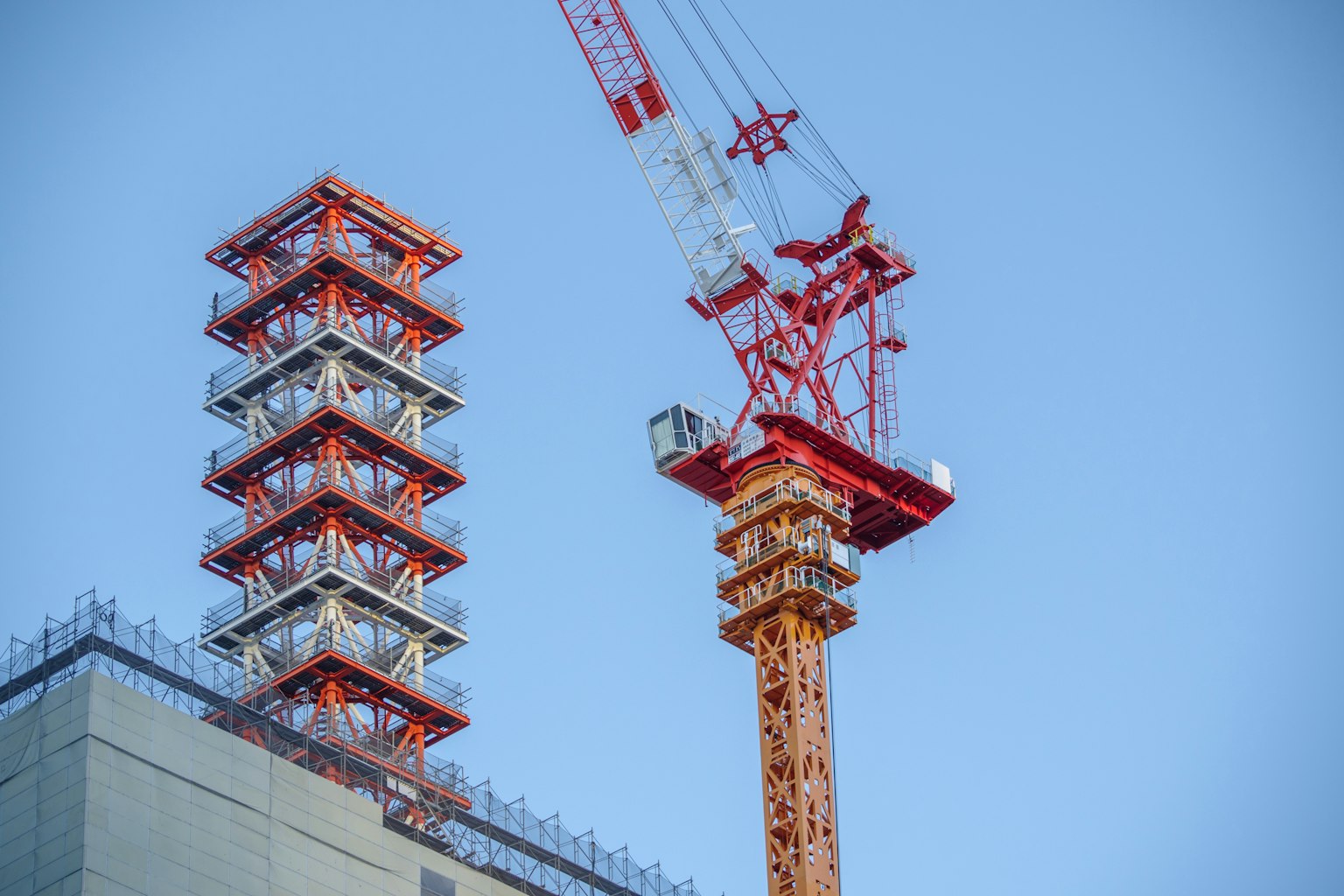 Sitio de construcción con una grúa y andamios