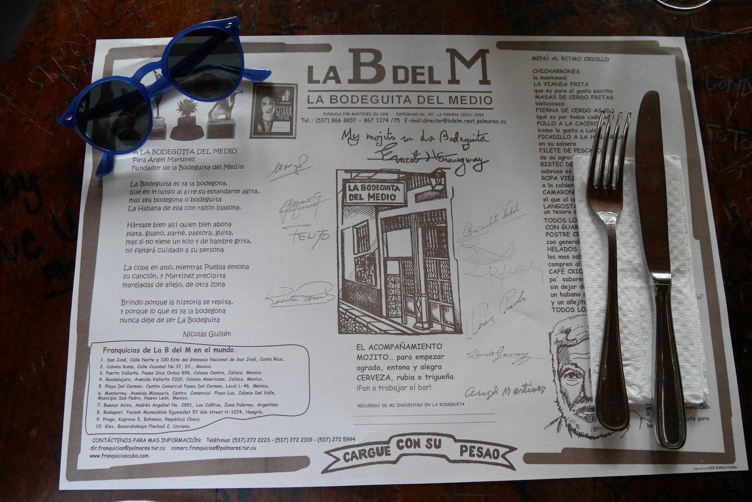 Menu de La B del M avec des lunettes de soleil bleues et des couverts