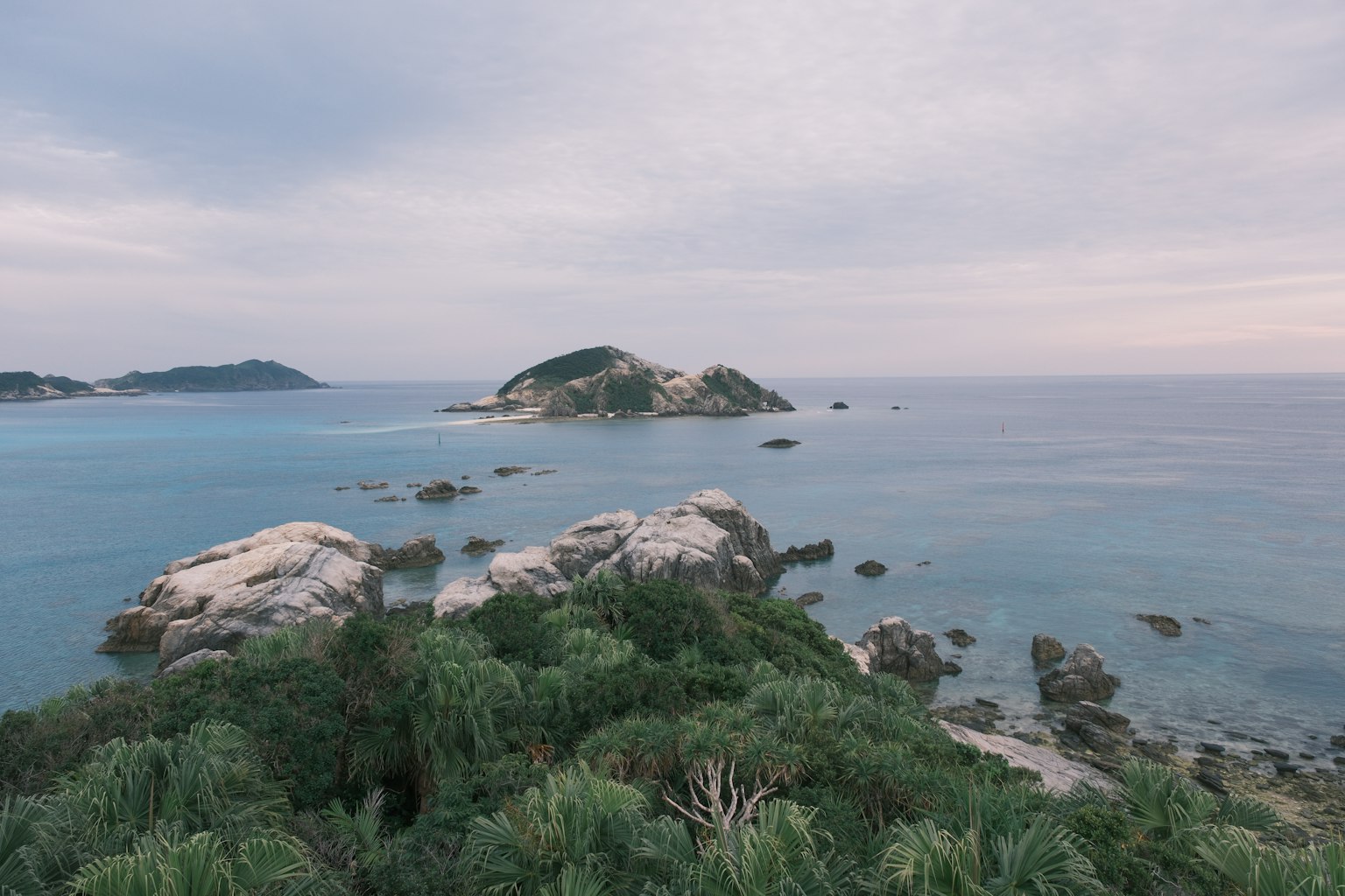 宁静的风景，有平静的海洋和小岛