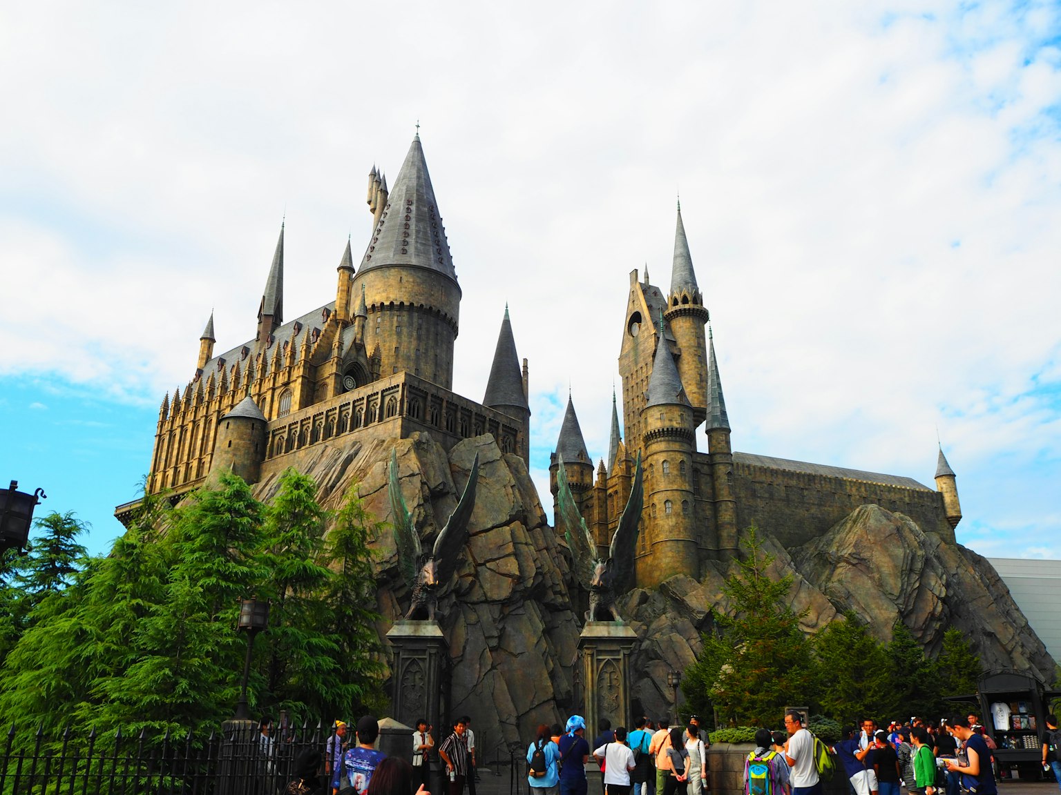 Vista detallada del castillo de Hogwarts de Harry Potter con visitantes