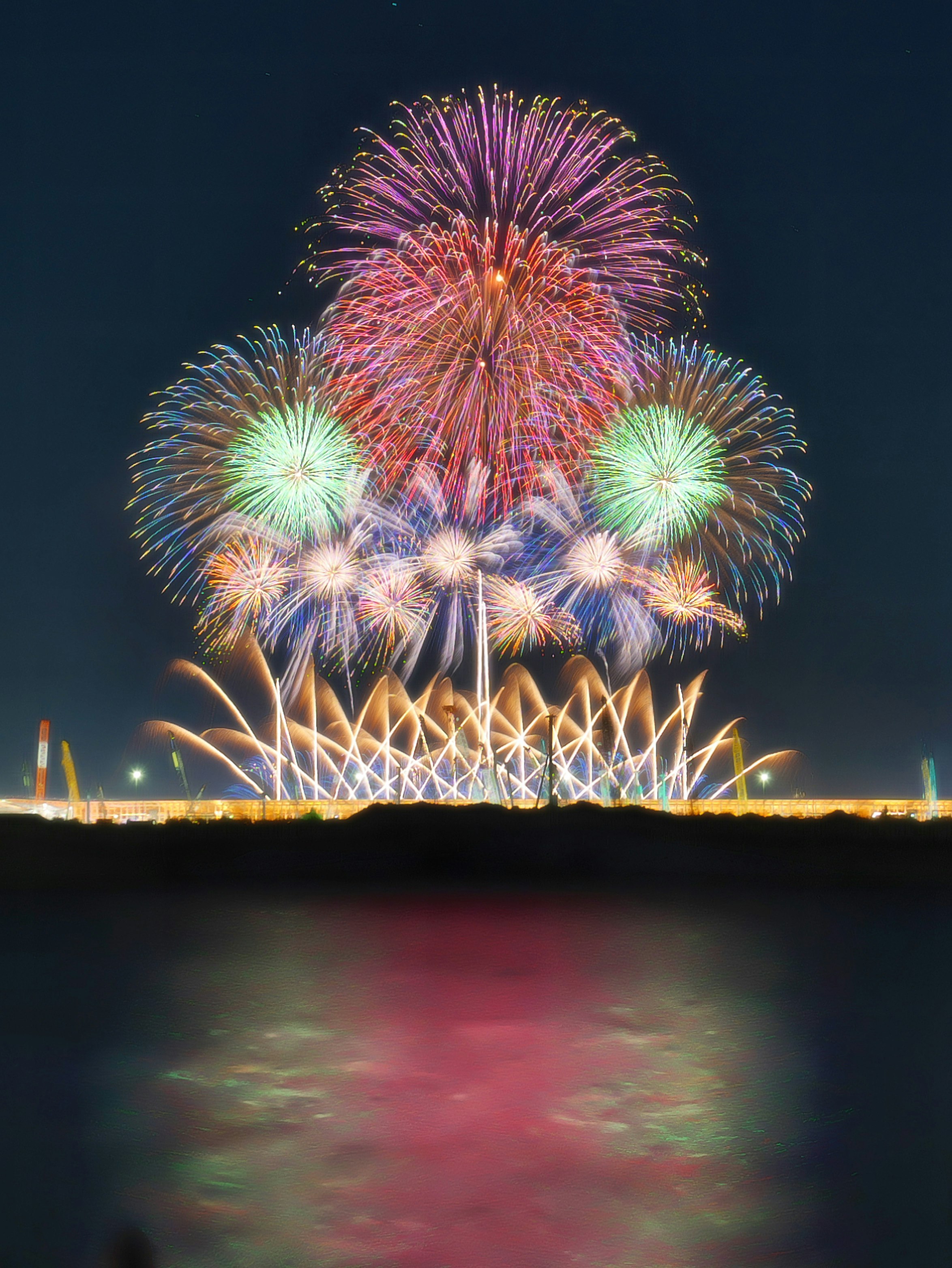 大阪関西万博の花火が大屋根リング越しに舞洲から見える夜景