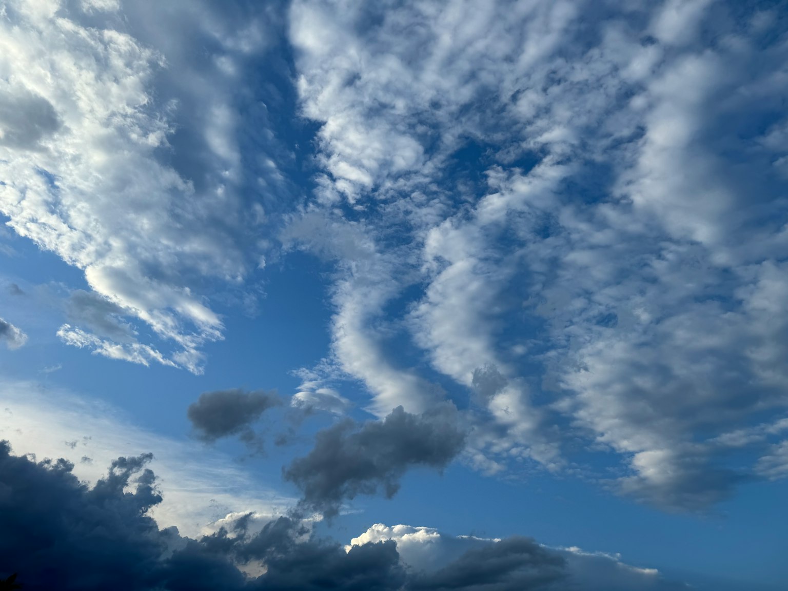 Splendida vista di nuvole bianche ondulate in un cielo blu