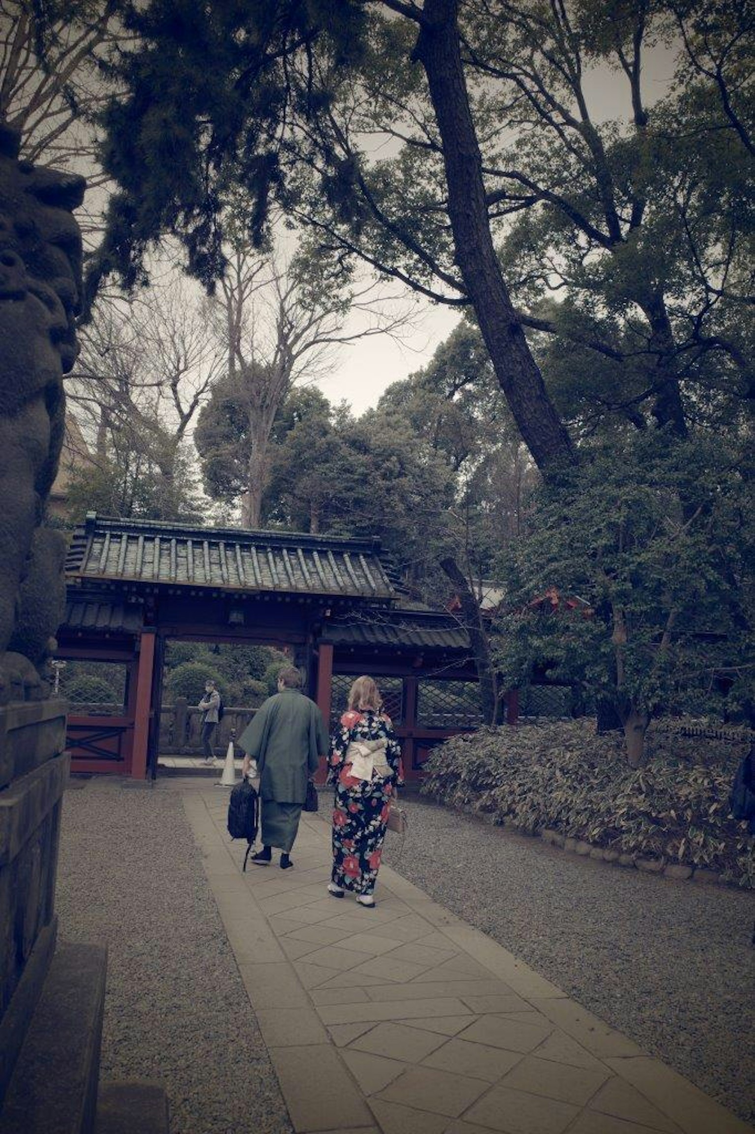 Scène de personnes marchant avec une femme en kimono