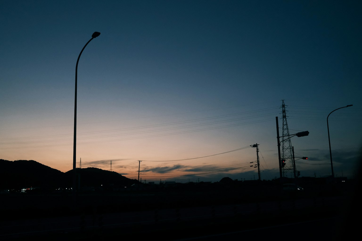 Paysage magnifique avec une silhouette de montagnes et un ciel d'aube