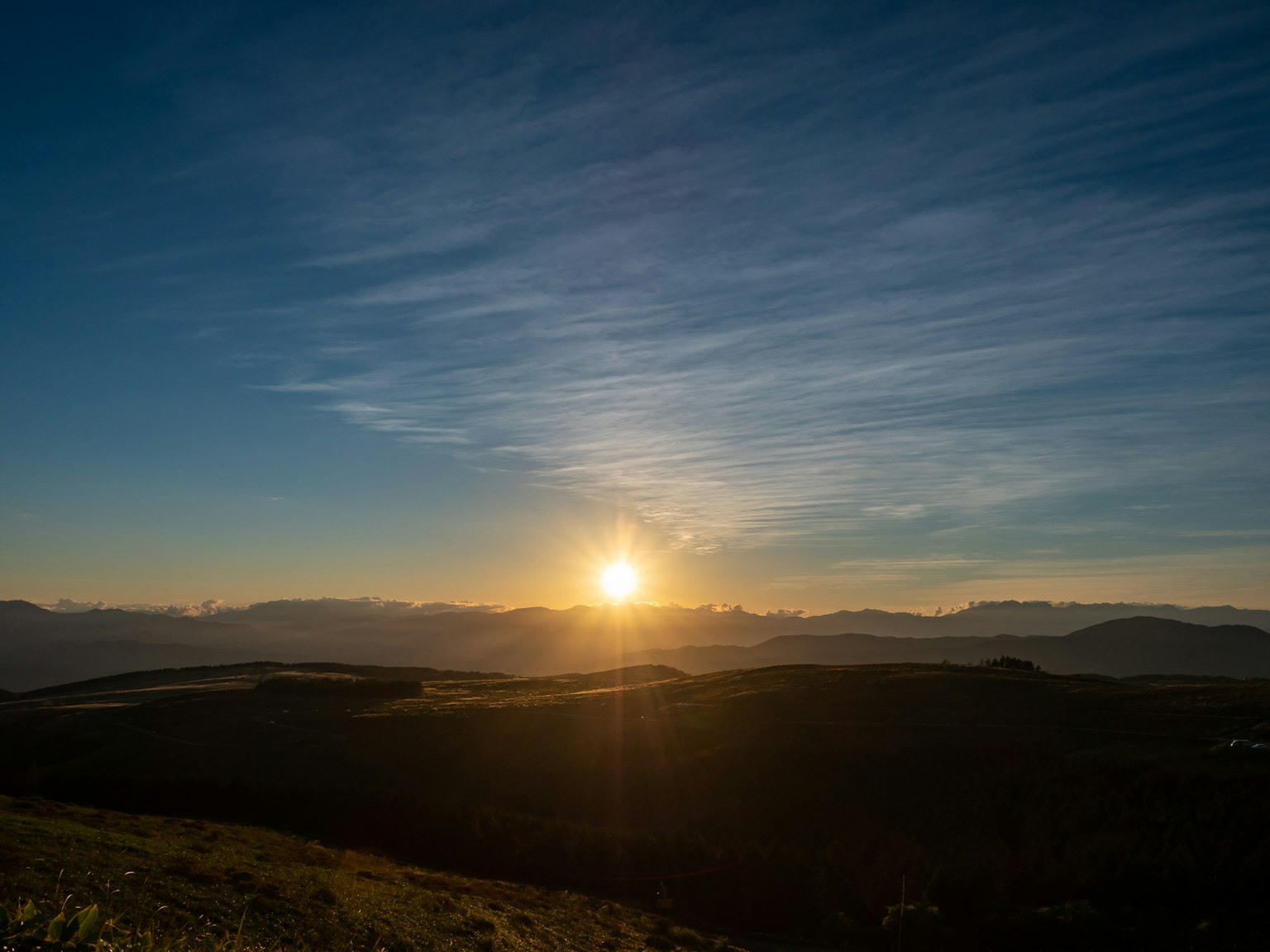 Hermoso atardecer saliendo entre montañas