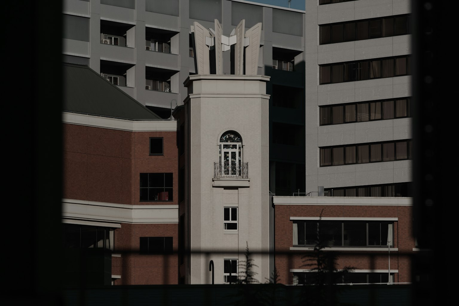 Paesaggio urbano con esterni di edifici e architettura moderna