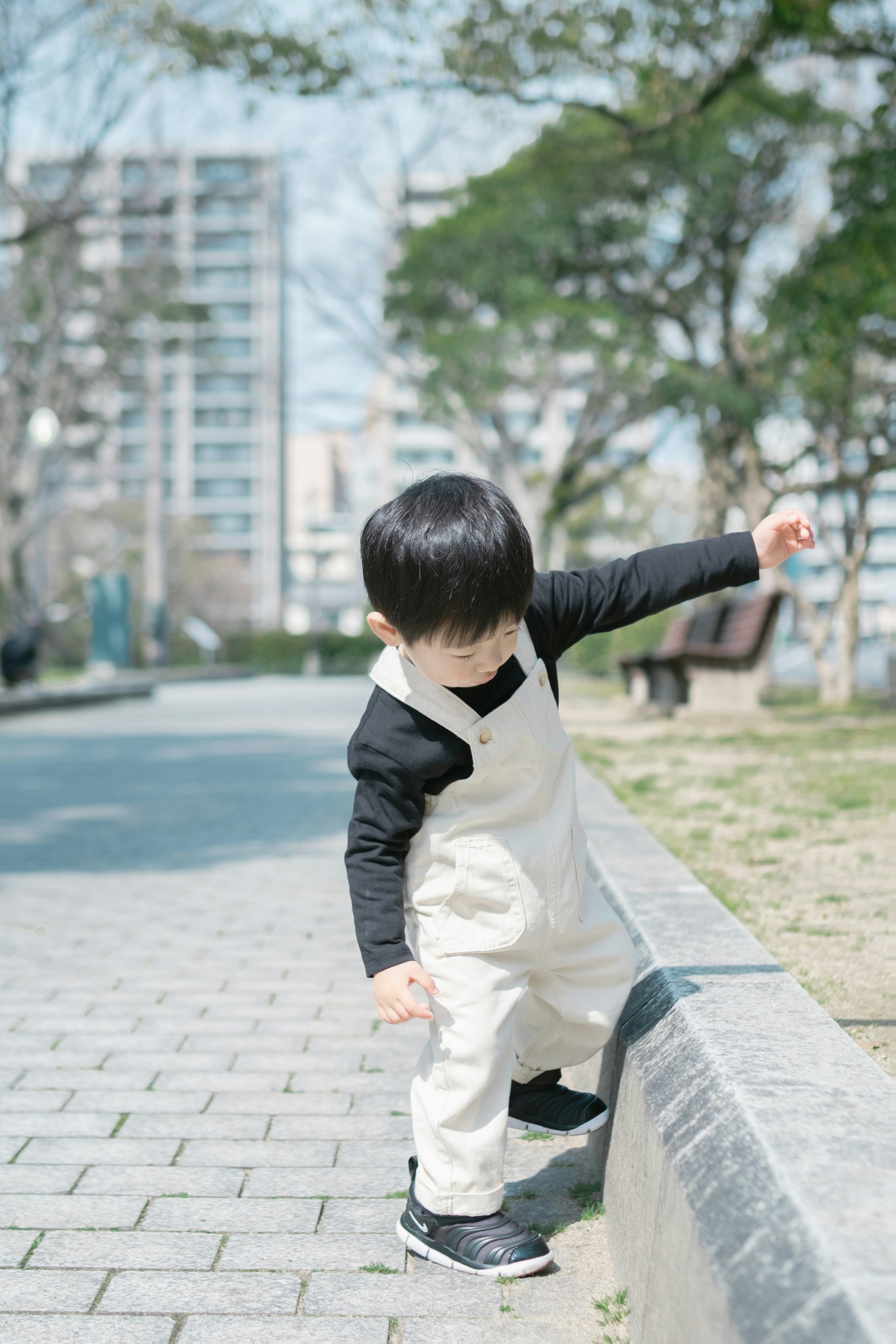 公園步道上張開雙臂的孩子