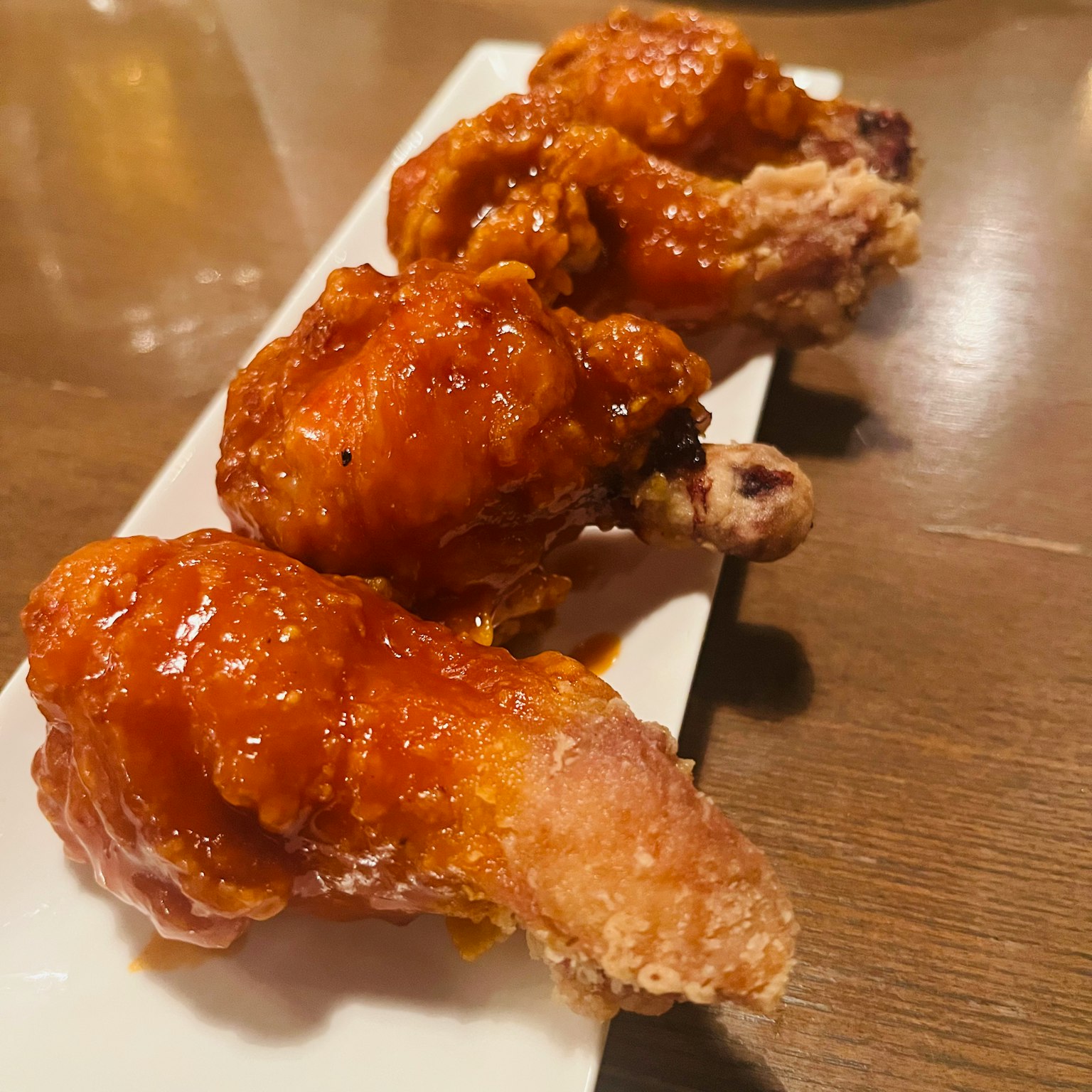 Ailes de poulet juteuses enrobées de sauce sucrée
