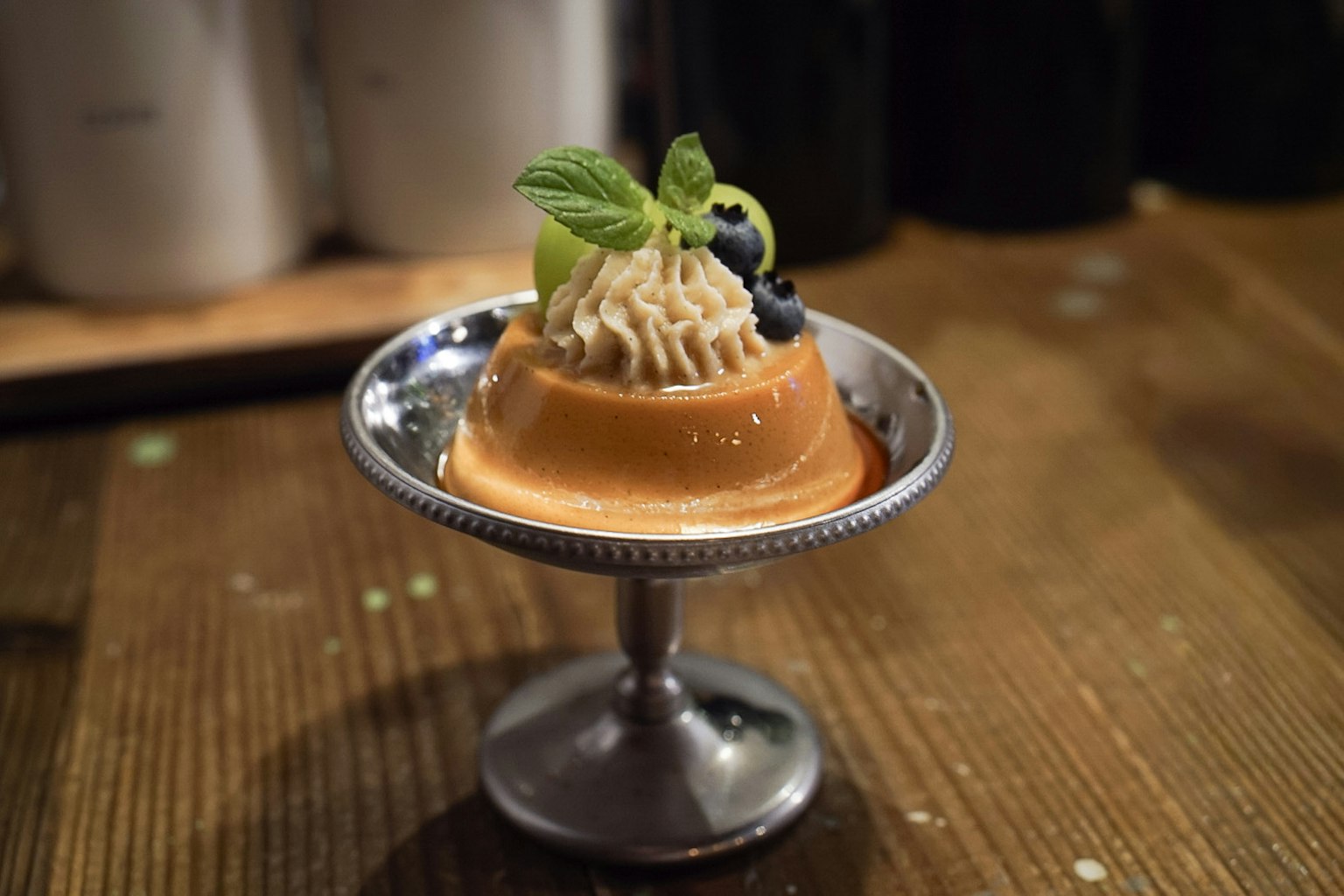 美味しそうなデザートのプリンが銀の皿に盛られている