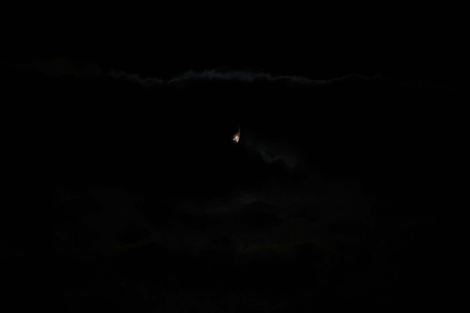 Sebuah titik cahaya kecil di langit malam yang gelap