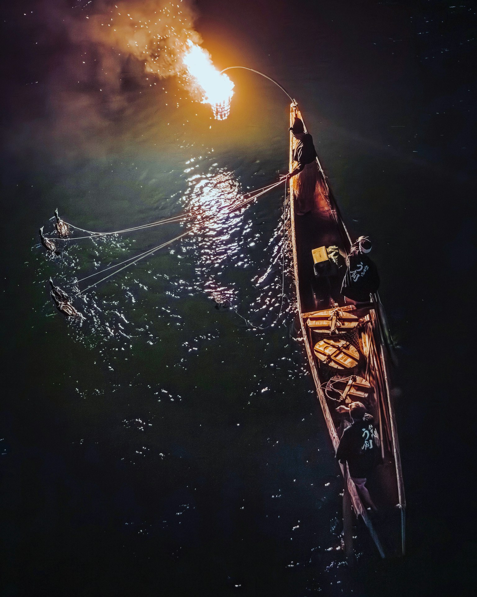 夜間照亮水面的火把船