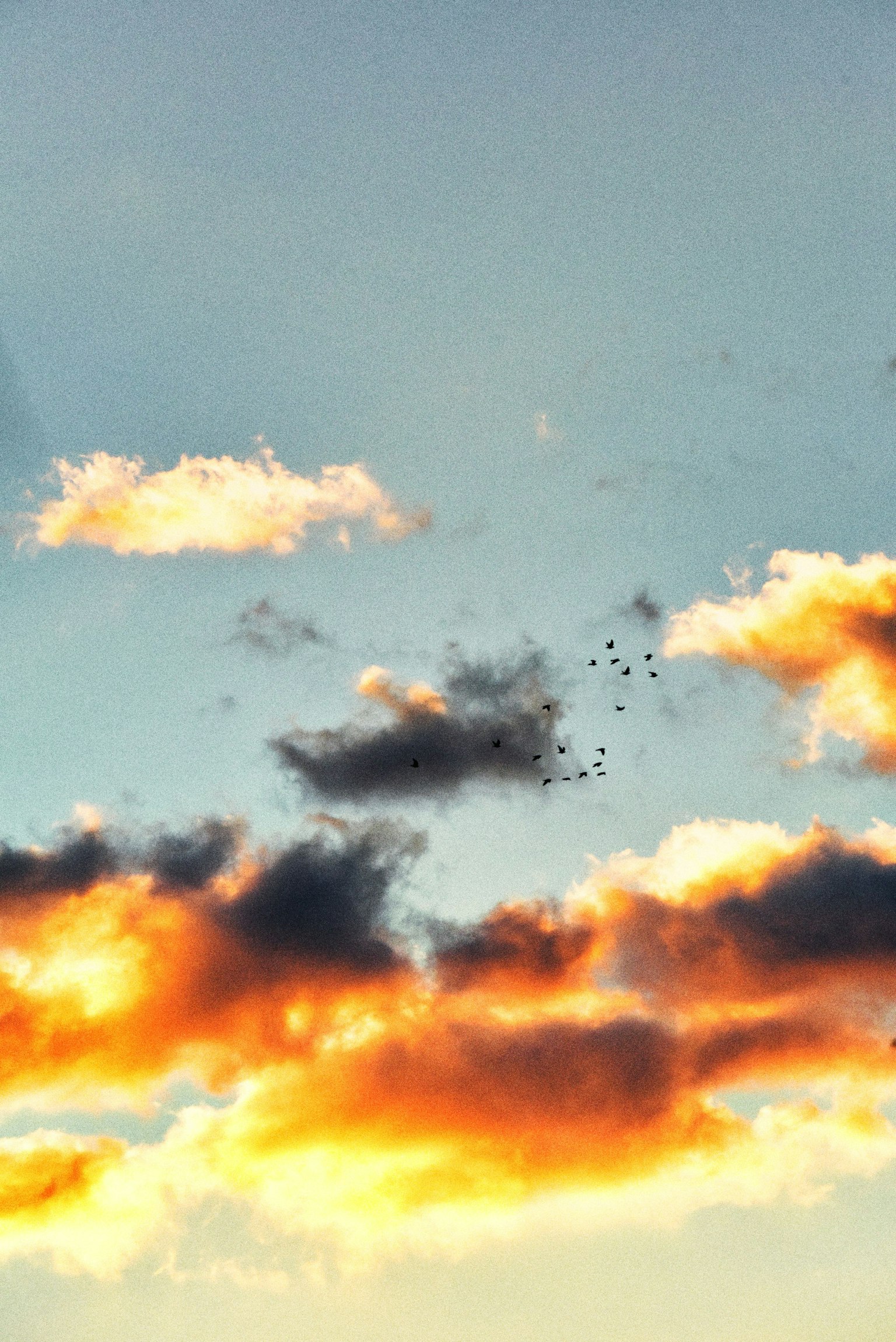 Nuvole arancioni e blu che fluttuano in un cielo al tramonto