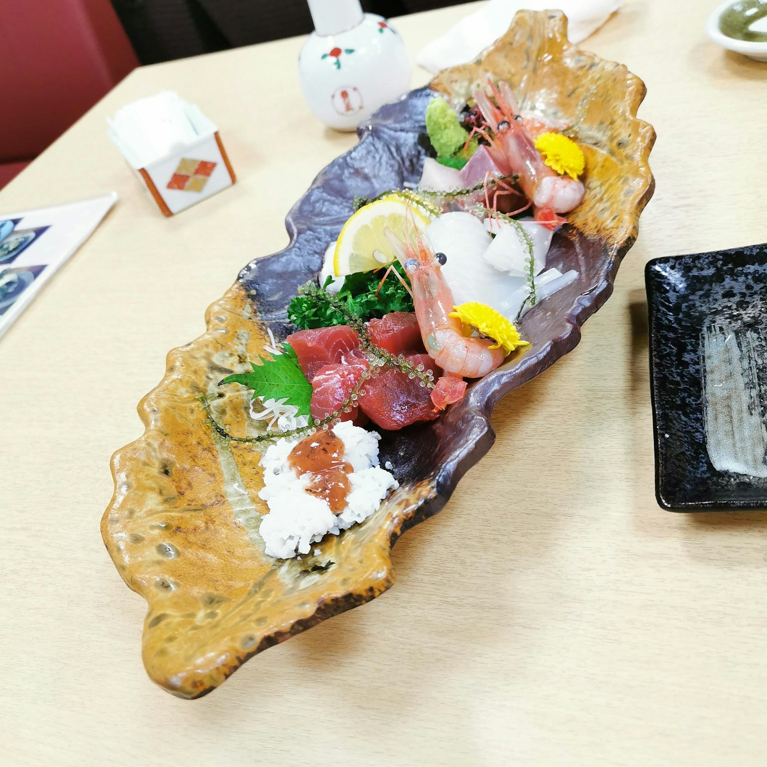 Schönes Sashimi-Arrangement mit verschiedenen frischen Meeresfrüchten