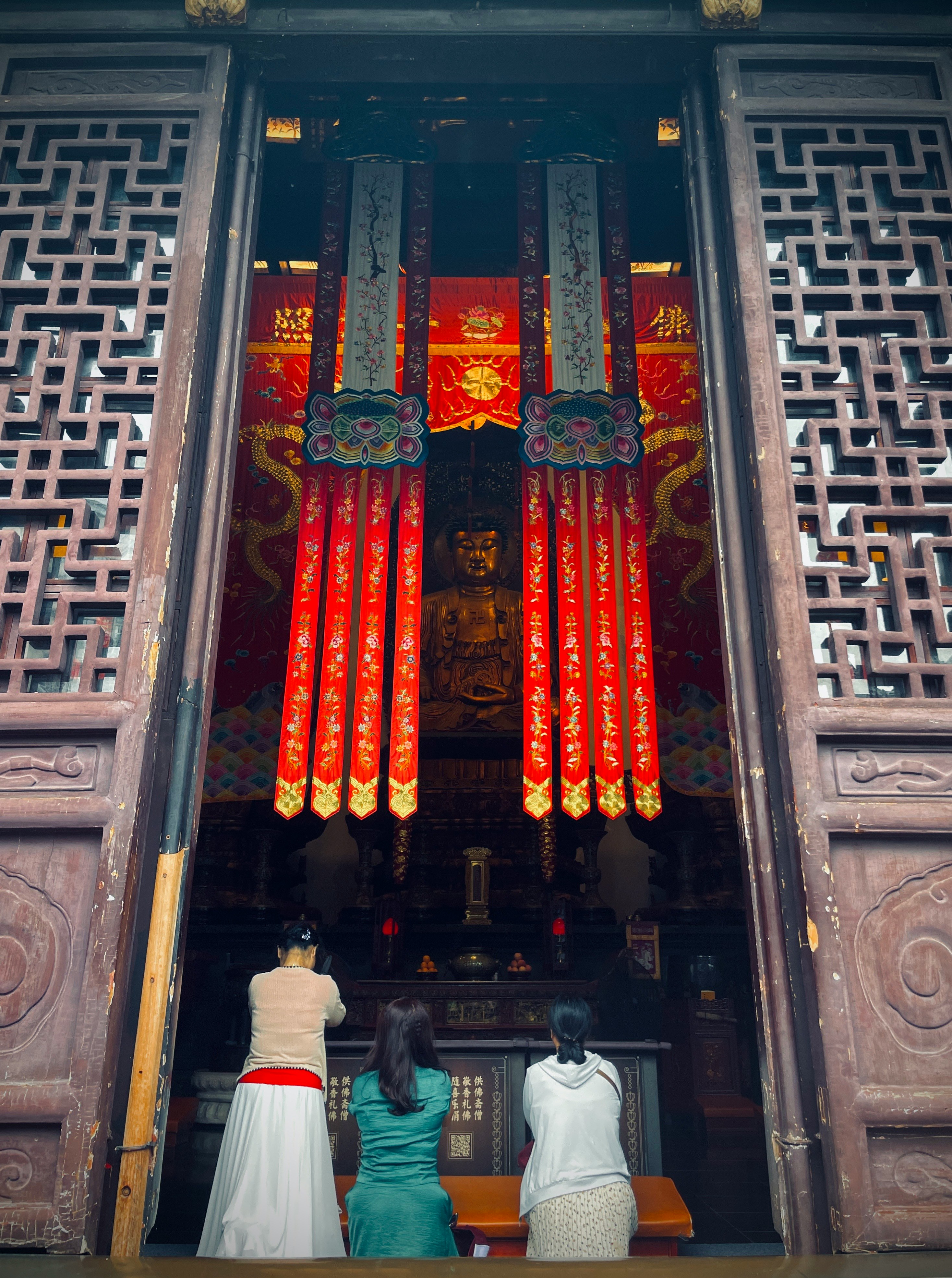 中式寺庙门前悬挂的红色装饰横幅