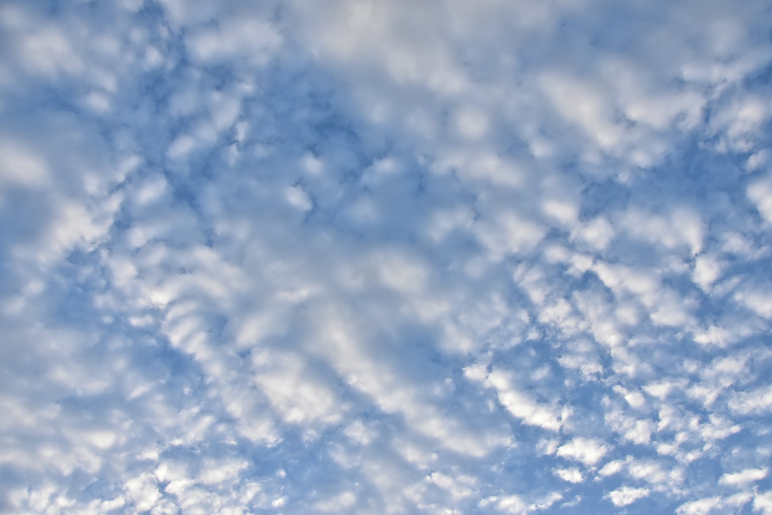 Muster von Wolken gegen einen blauen Himmel