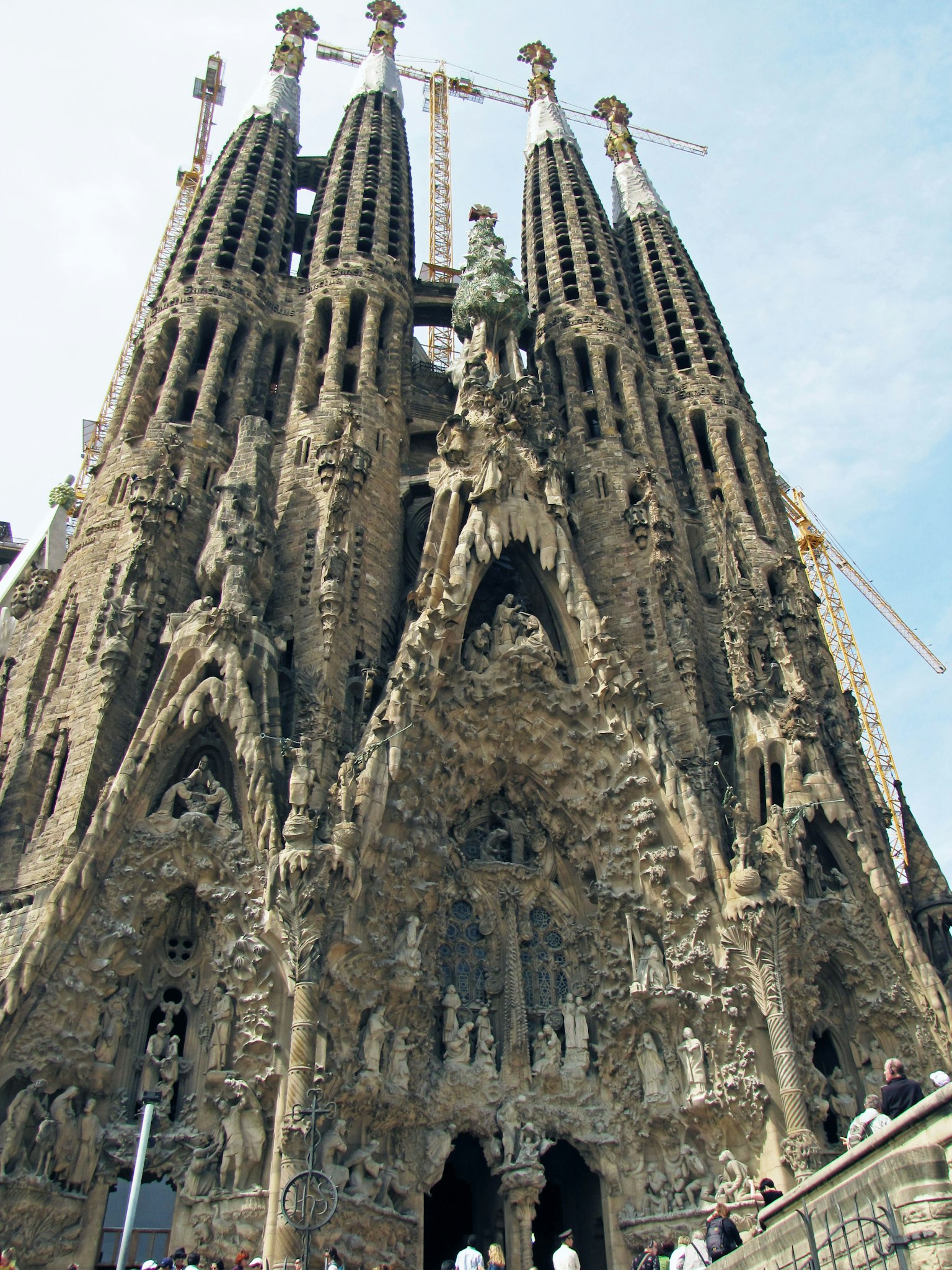 Façade majestueuse de la Sagrada Familia avec ses flèches imposantes
