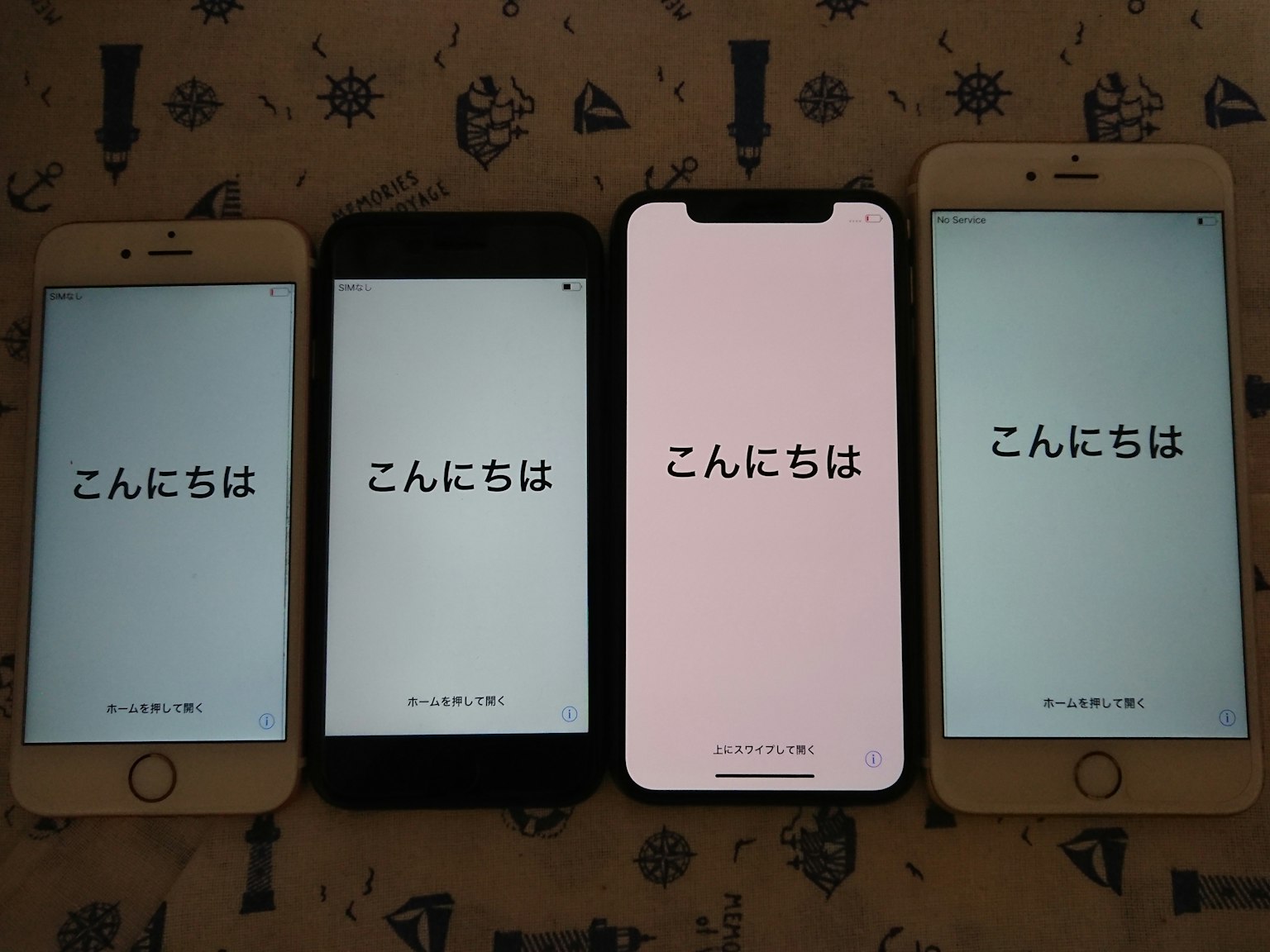 Vier Smartphones nebeneinander mit dem Text 'こんにちは' auf ihren Bildschirmen