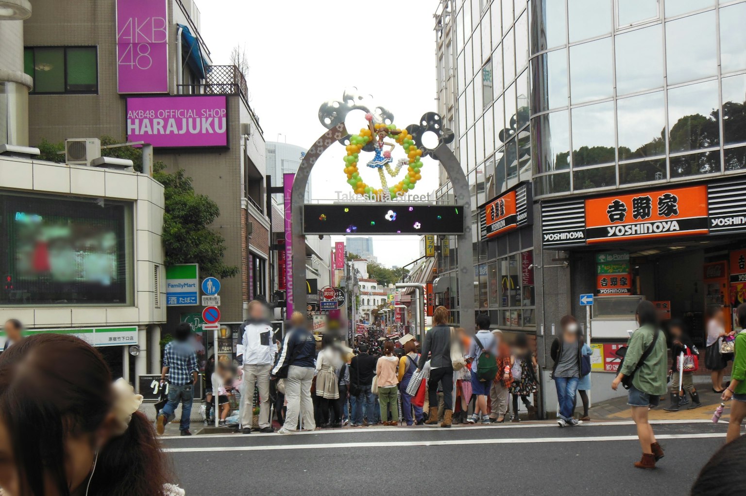 Cổng màu sắc trên đường đông đúc ở Harajuku với đám đông người