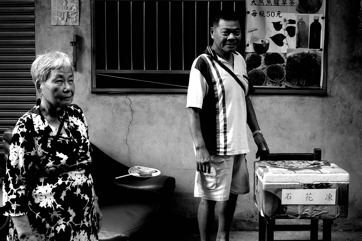 Ảnh đen trắng có một phụ nữ lớn tuổi và một người đàn ông đứng